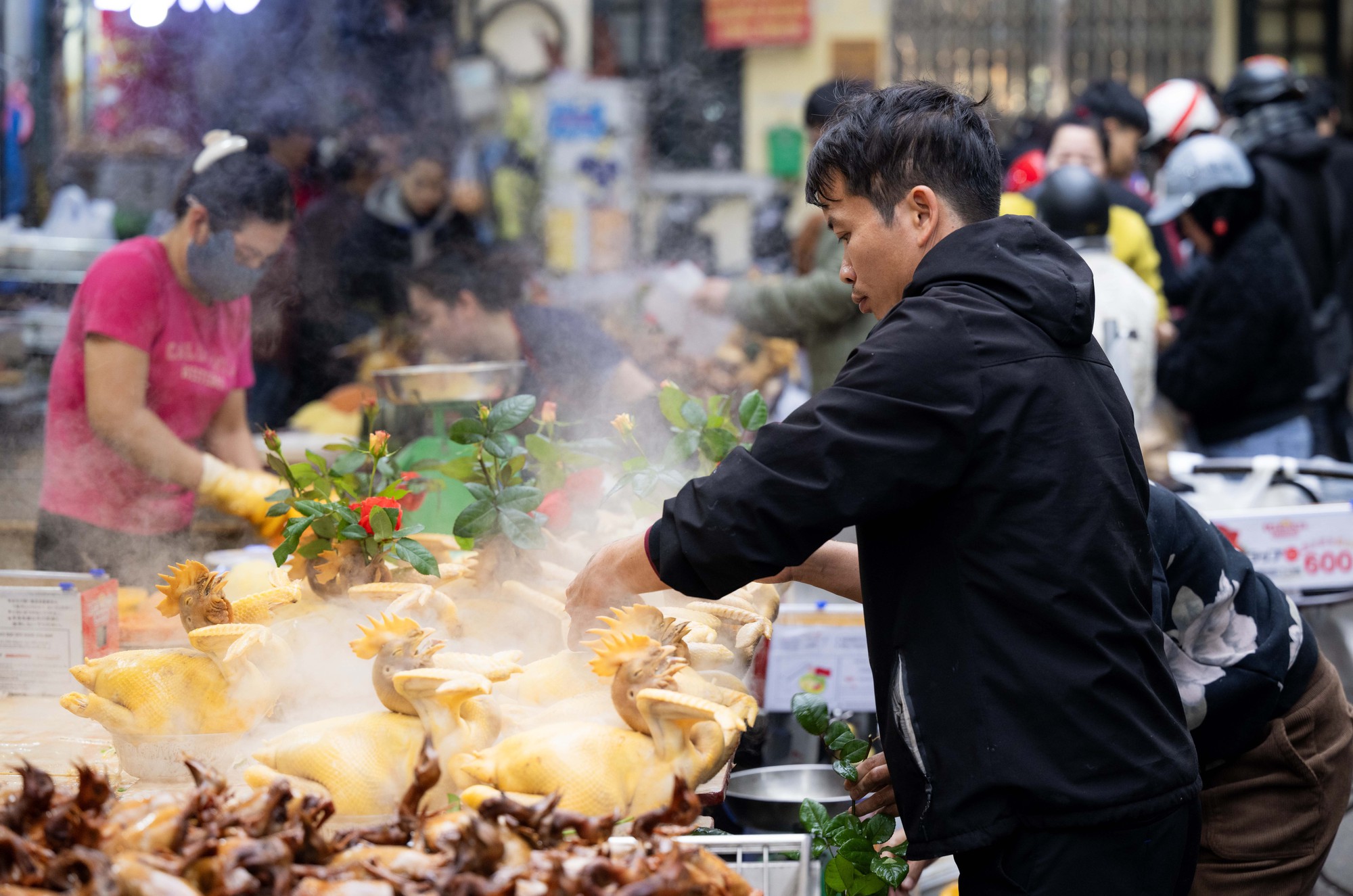Chợ Hàng Bè đông nghịt ngày 23 tháng Chạp, khách mạnh tay chi hàng triệu đồng sắm lễ - Ảnh 3