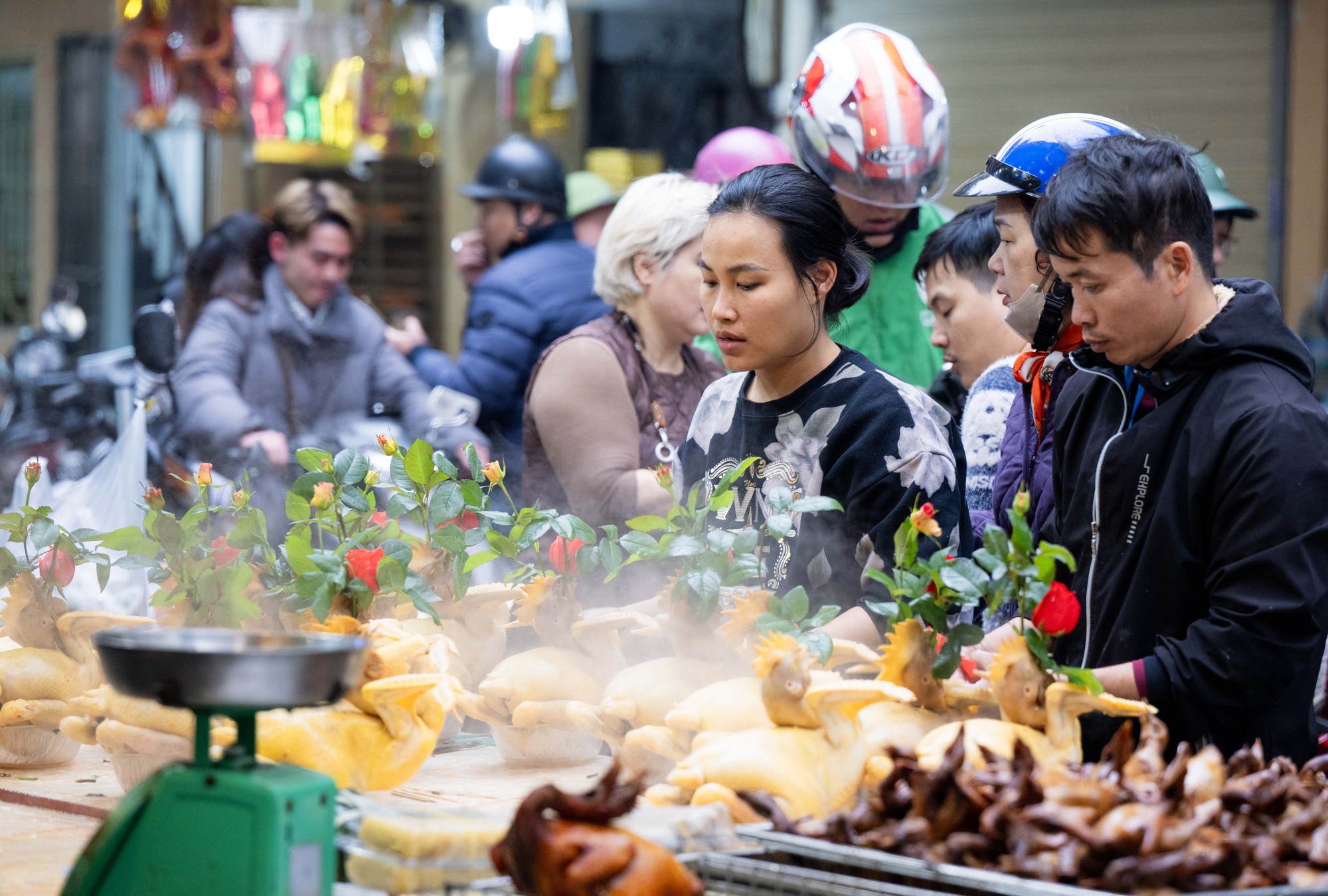Chợ Hàng Bè đông nghịt ngày 23 tháng Chạp, khách mạnh tay chi hàng triệu đồng sắm lễ - Ảnh 1