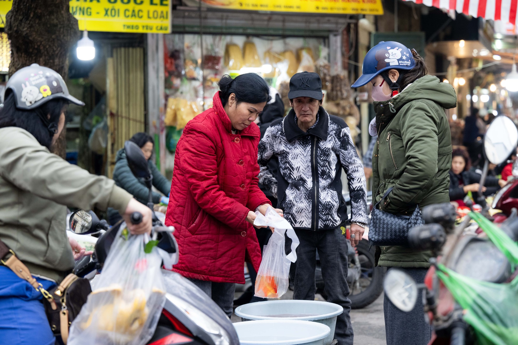 Chợ Hàng Bè đông nghịt ngày 23 tháng Chạp, khách mạnh tay chi hàng triệu đồng sắm lễ - Ảnh 12