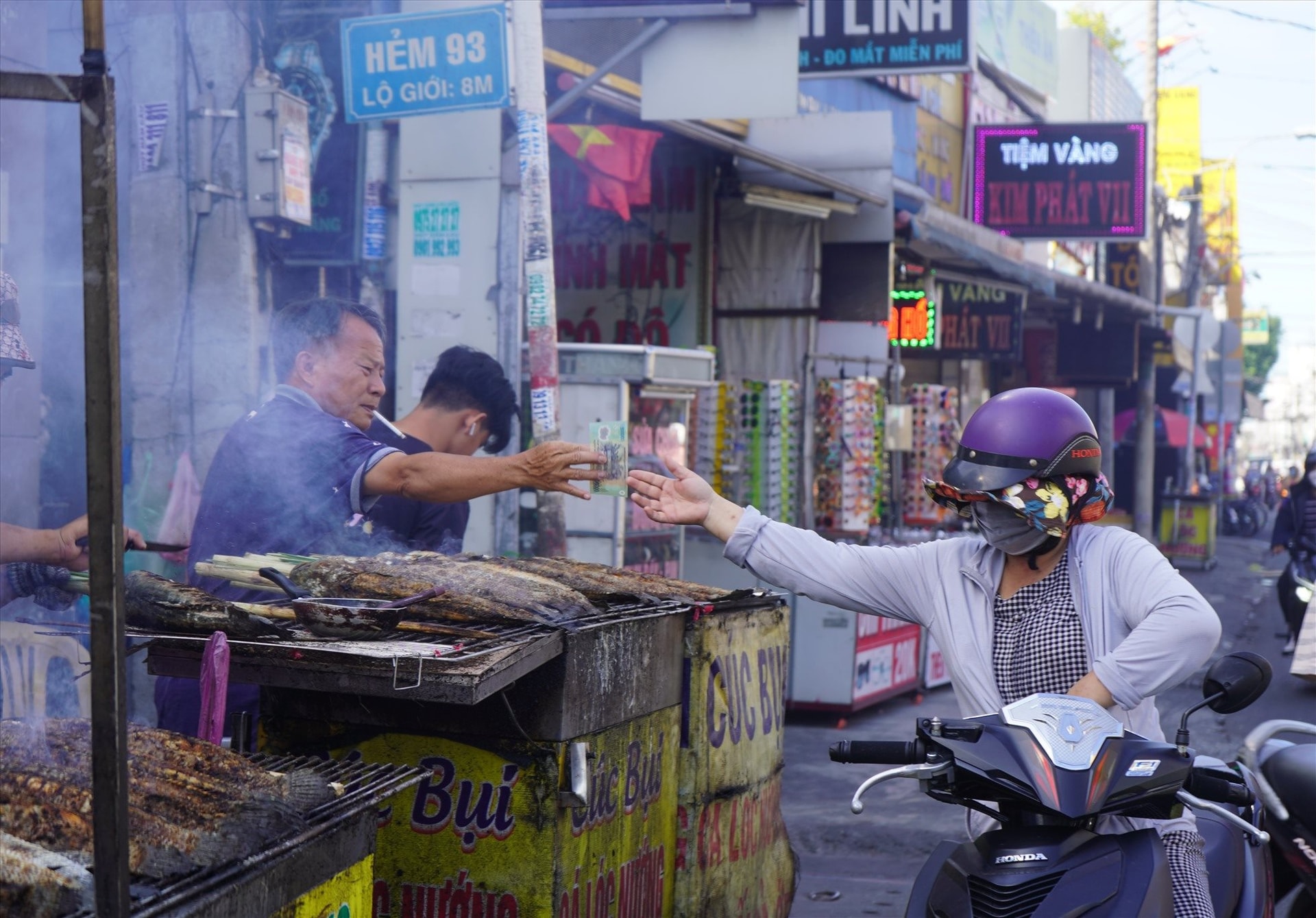 Rẻ bằng 1/6 giá chợ, đại gia bán lẻ tung ra cá lóc nướng trui 49.000 đồng: Toan tính thực sự phía sau mức giá rẻ mạt? - Ảnh 2