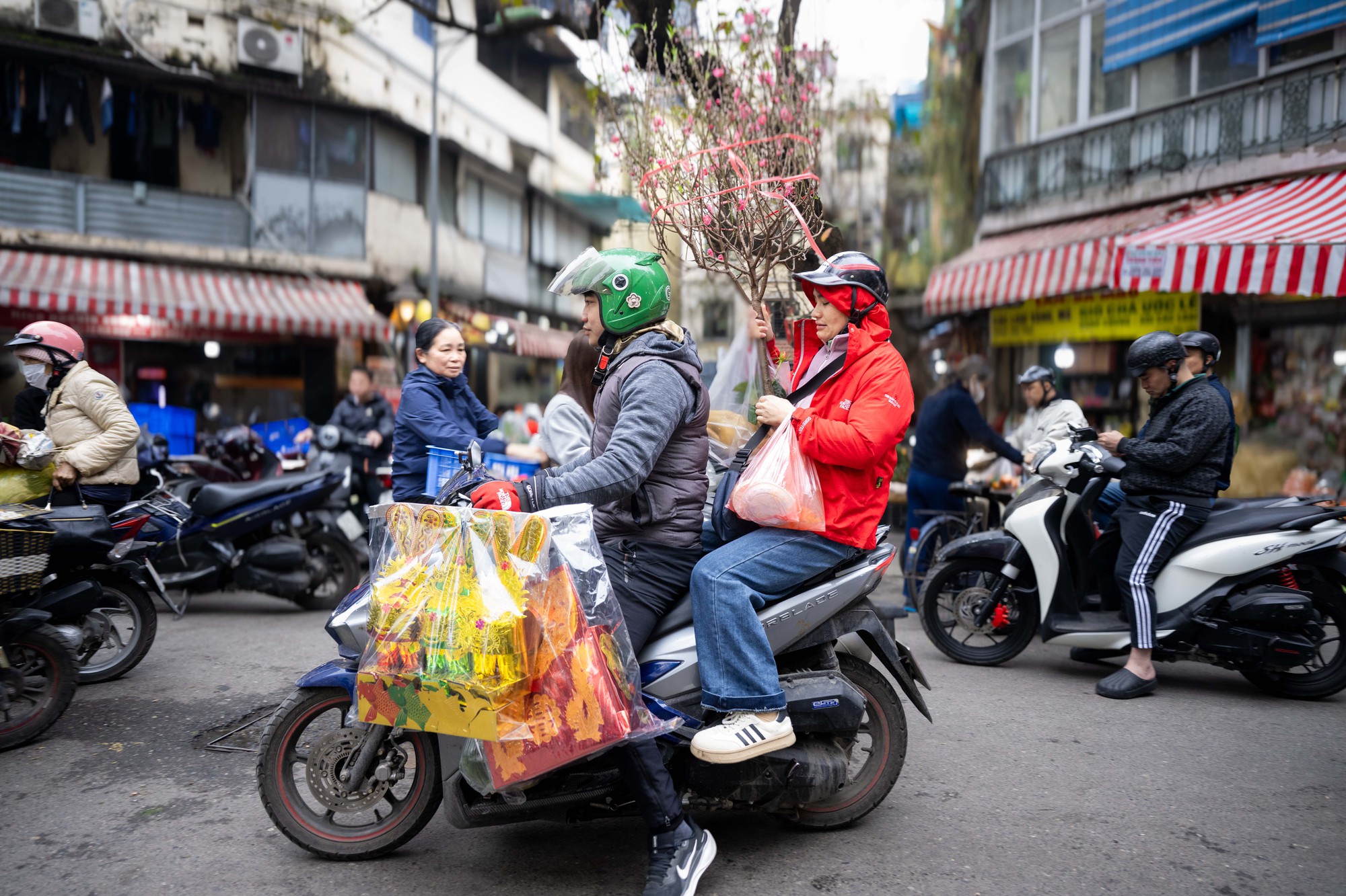 Chợ Hàng Bè đông nghịt ngày 23 tháng Chạp, khách mạnh tay chi hàng triệu đồng sắm lễ - Ảnh 17
