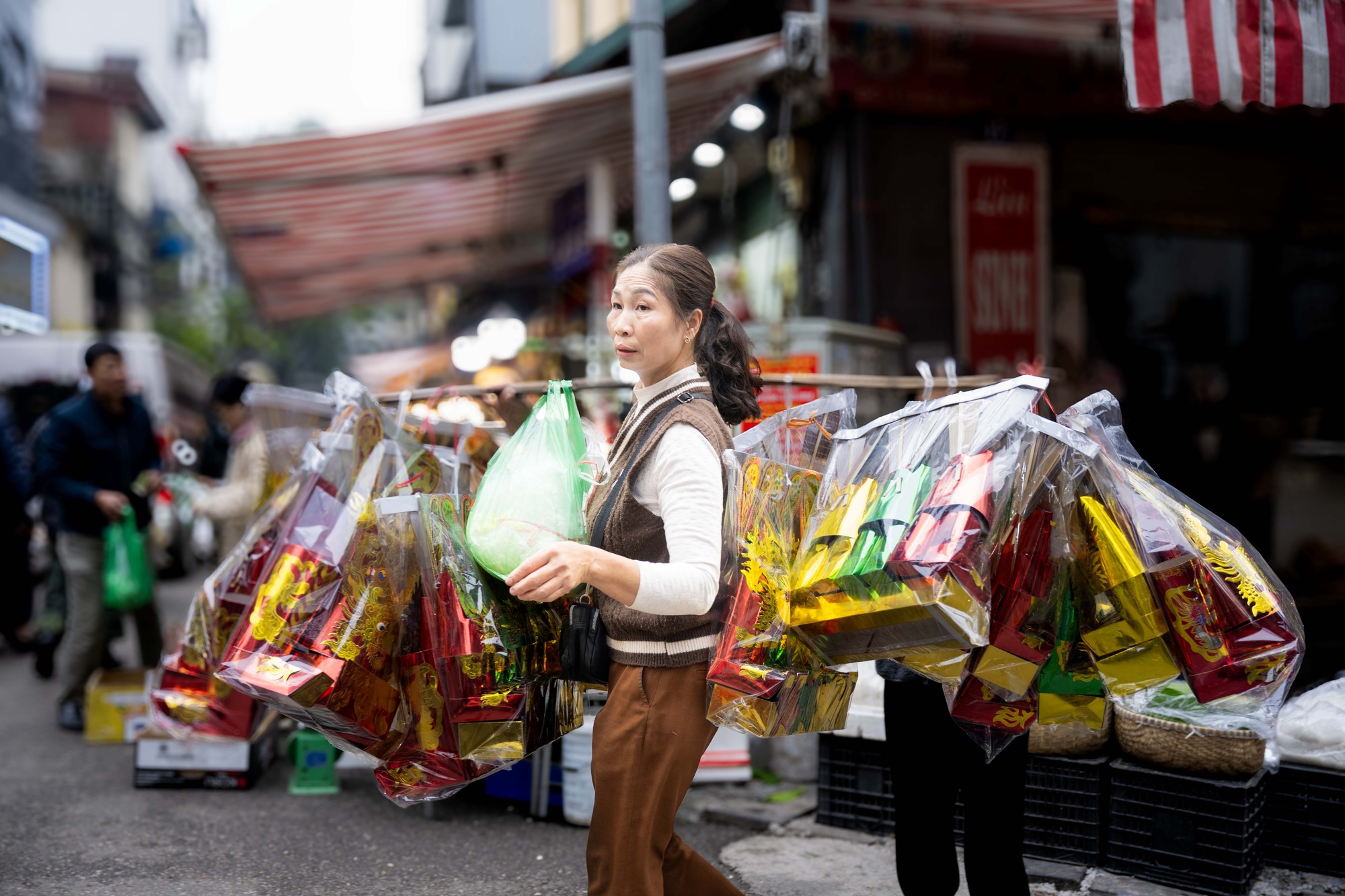 Chợ Hàng Bè đông nghịt ngày 23 tháng Chạp, khách mạnh tay chi hàng triệu đồng sắm lễ - Ảnh 16
