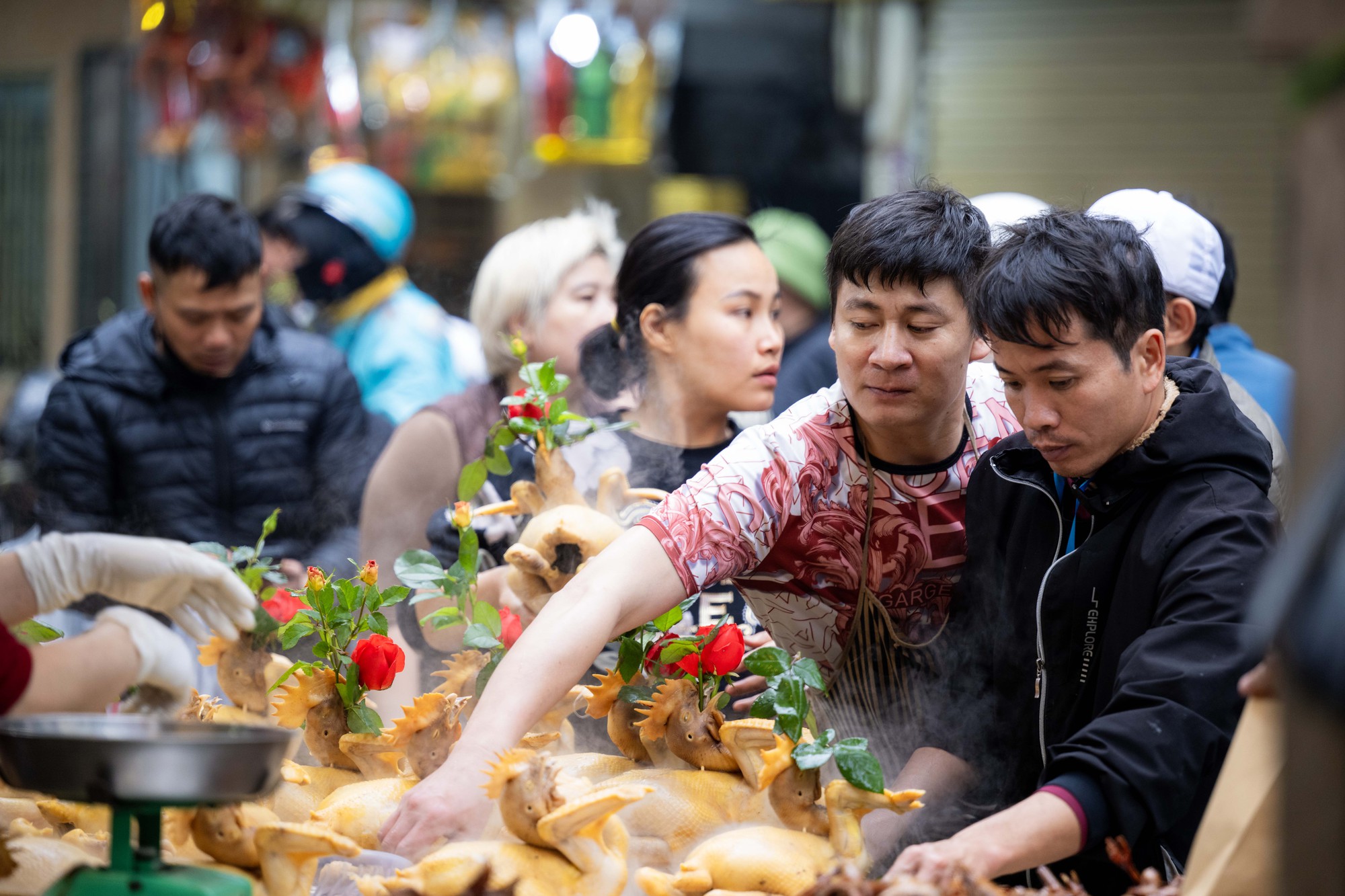 Chợ Hàng Bè đông nghịt ngày 23 tháng Chạp, khách mạnh tay chi hàng triệu đồng sắm lễ - Ảnh 2