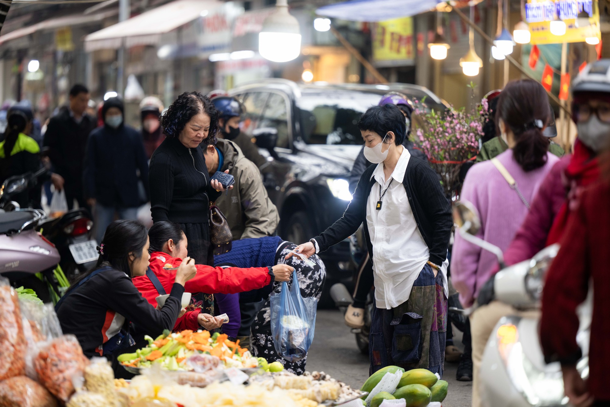 Chợ Hàng Bè đông nghịt ngày 23 tháng Chạp, khách mạnh tay chi hàng triệu đồng sắm lễ - Ảnh 15