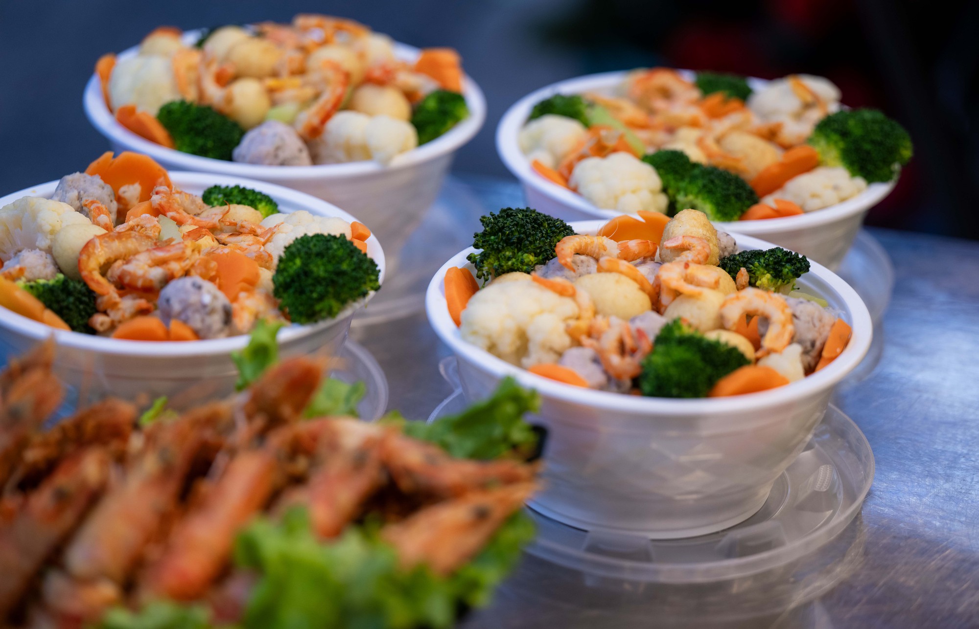 Chợ Hàng Bè đông nghịt ngày 23 tháng Chạp, khách mạnh tay chi hàng triệu đồng sắm lễ - Ảnh 4