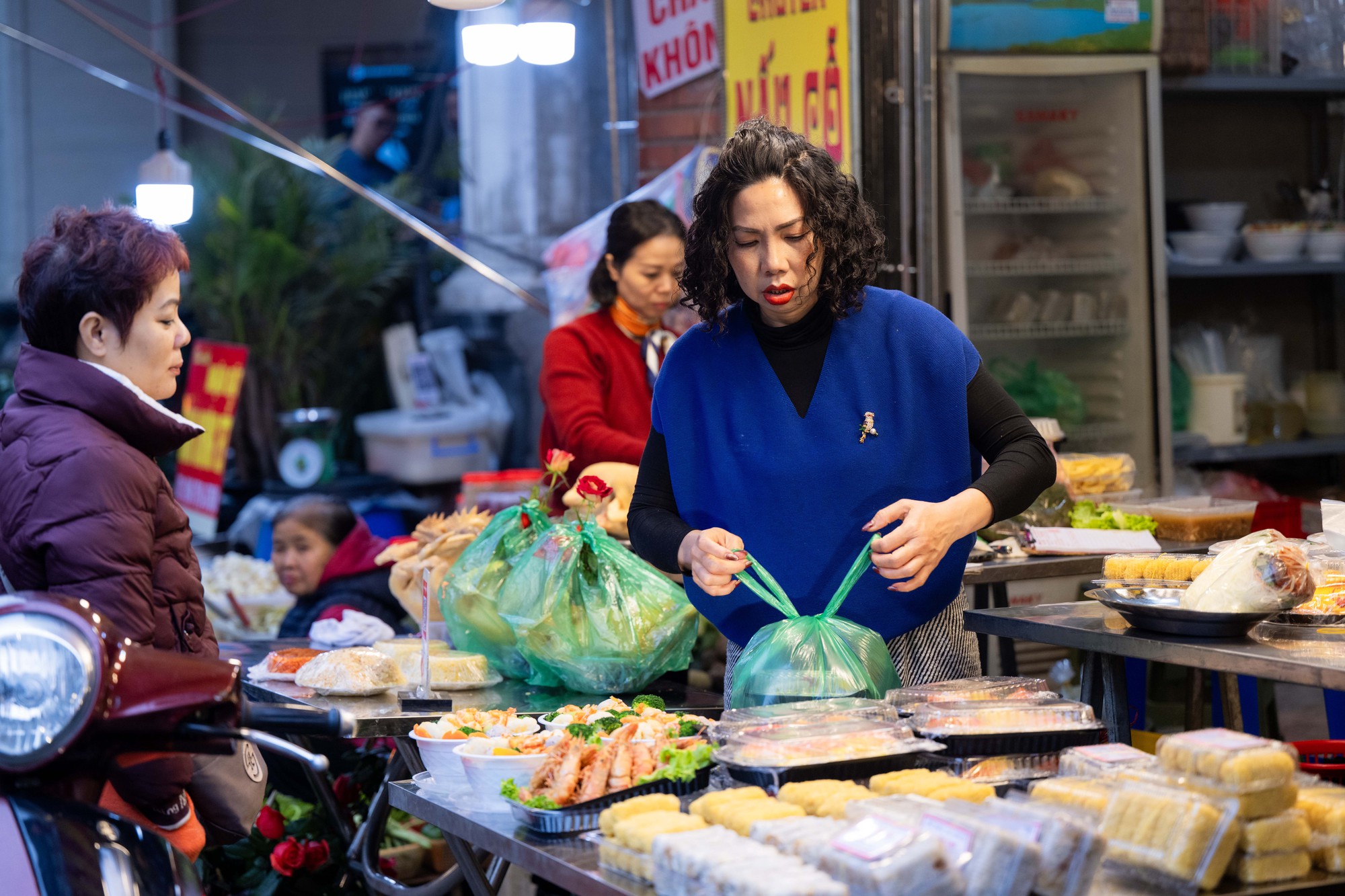 Chợ Hàng Bè đông nghịt ngày 23 tháng Chạp, khách mạnh tay chi hàng triệu đồng sắm lễ - Ảnh 9