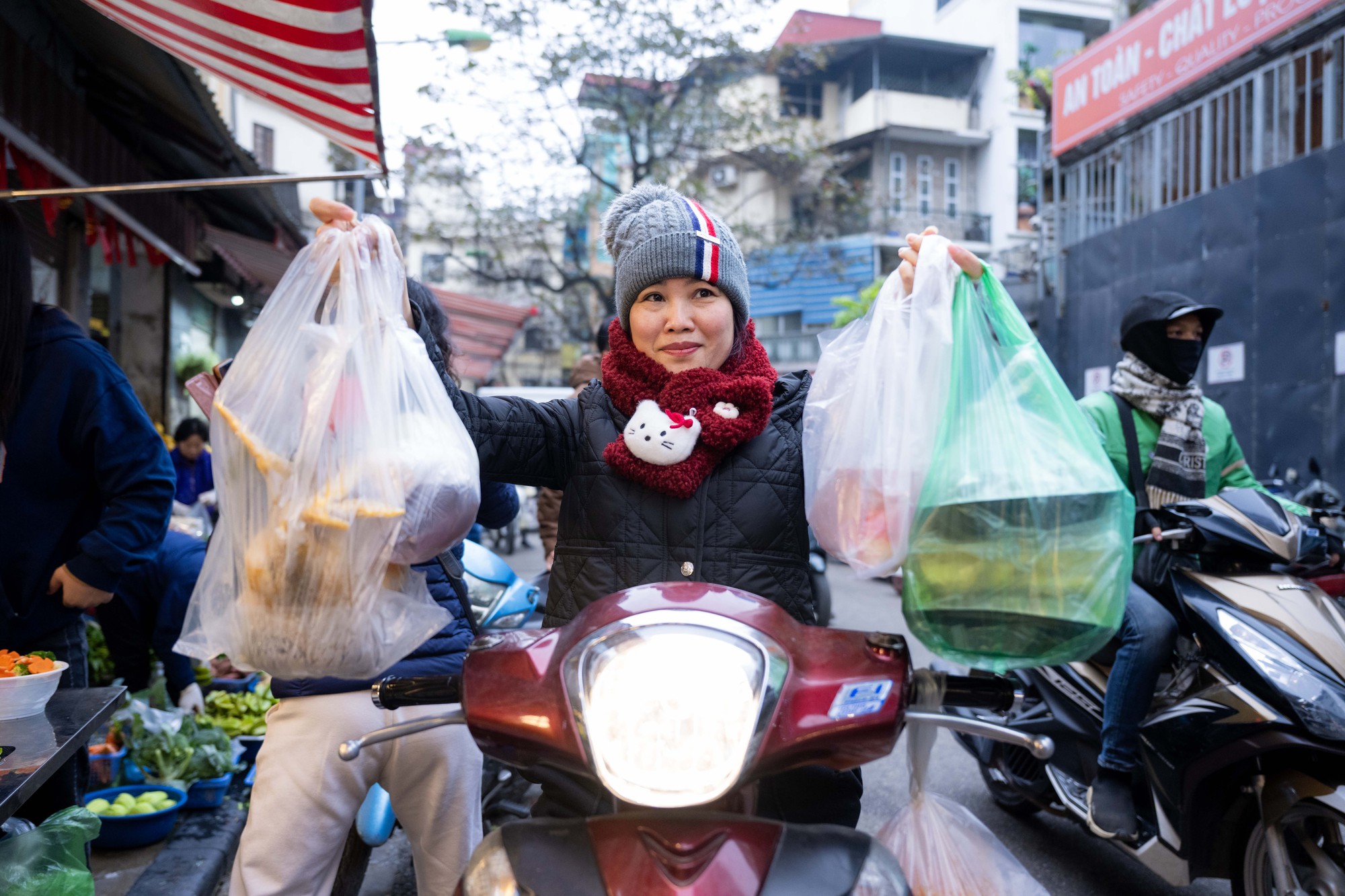 Chợ Hàng Bè đông nghịt ngày 23 tháng Chạp, khách mạnh tay chi hàng triệu đồng sắm lễ - Ảnh 10
