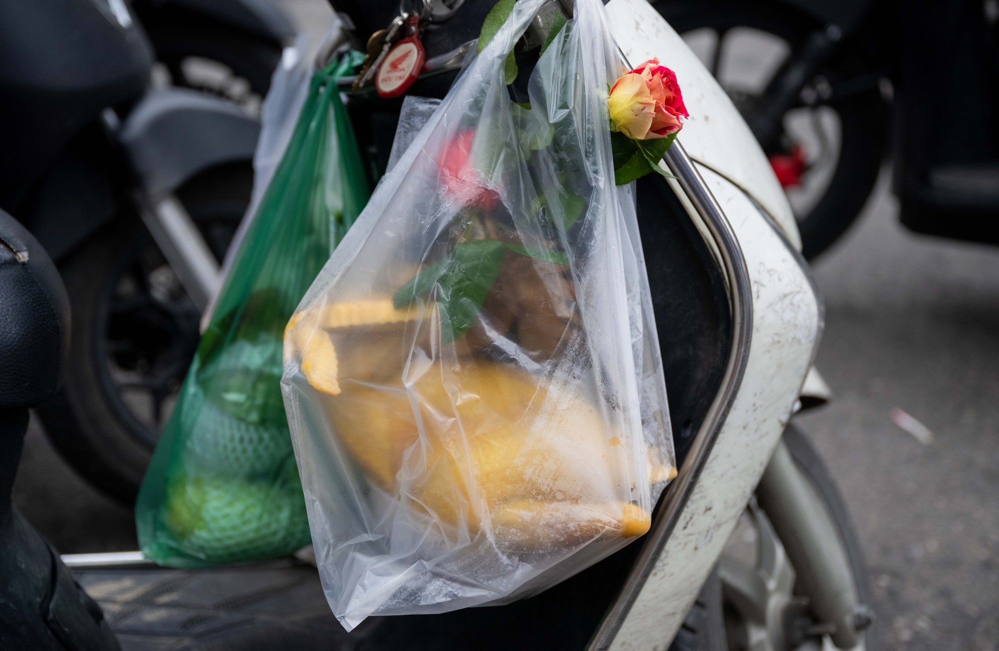 Chợ Hàng Bè đông nghịt ngày 23 tháng Chạp, khách mạnh tay chi hàng triệu đồng sắm lễ - Ảnh 19