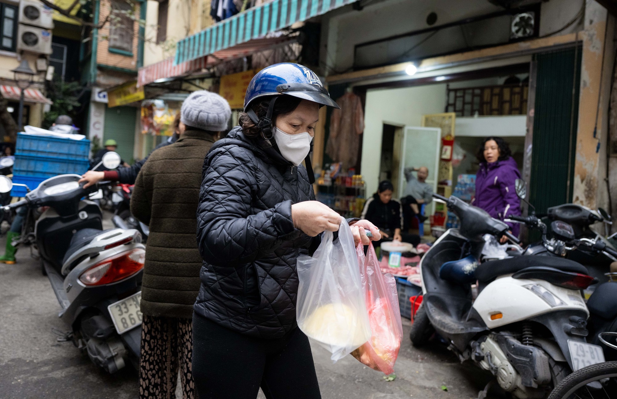 Chợ Hàng Bè đông nghịt ngày 23 tháng Chạp, khách mạnh tay chi hàng triệu đồng sắm lễ - Ảnh 13