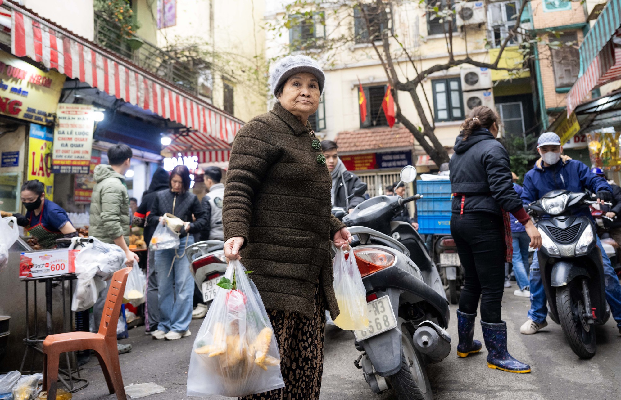 Chợ Hàng Bè đông nghịt ngày 23 tháng Chạp, khách mạnh tay chi hàng triệu đồng sắm lễ - Ảnh 11