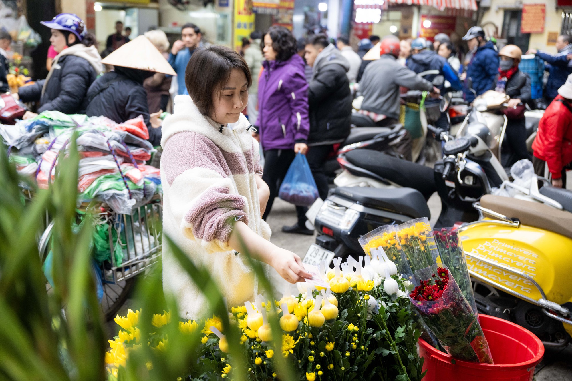 Chợ Hàng Bè đông nghịt ngày 23 tháng Chạp, khách mạnh tay chi hàng triệu đồng sắm lễ - Ảnh 14