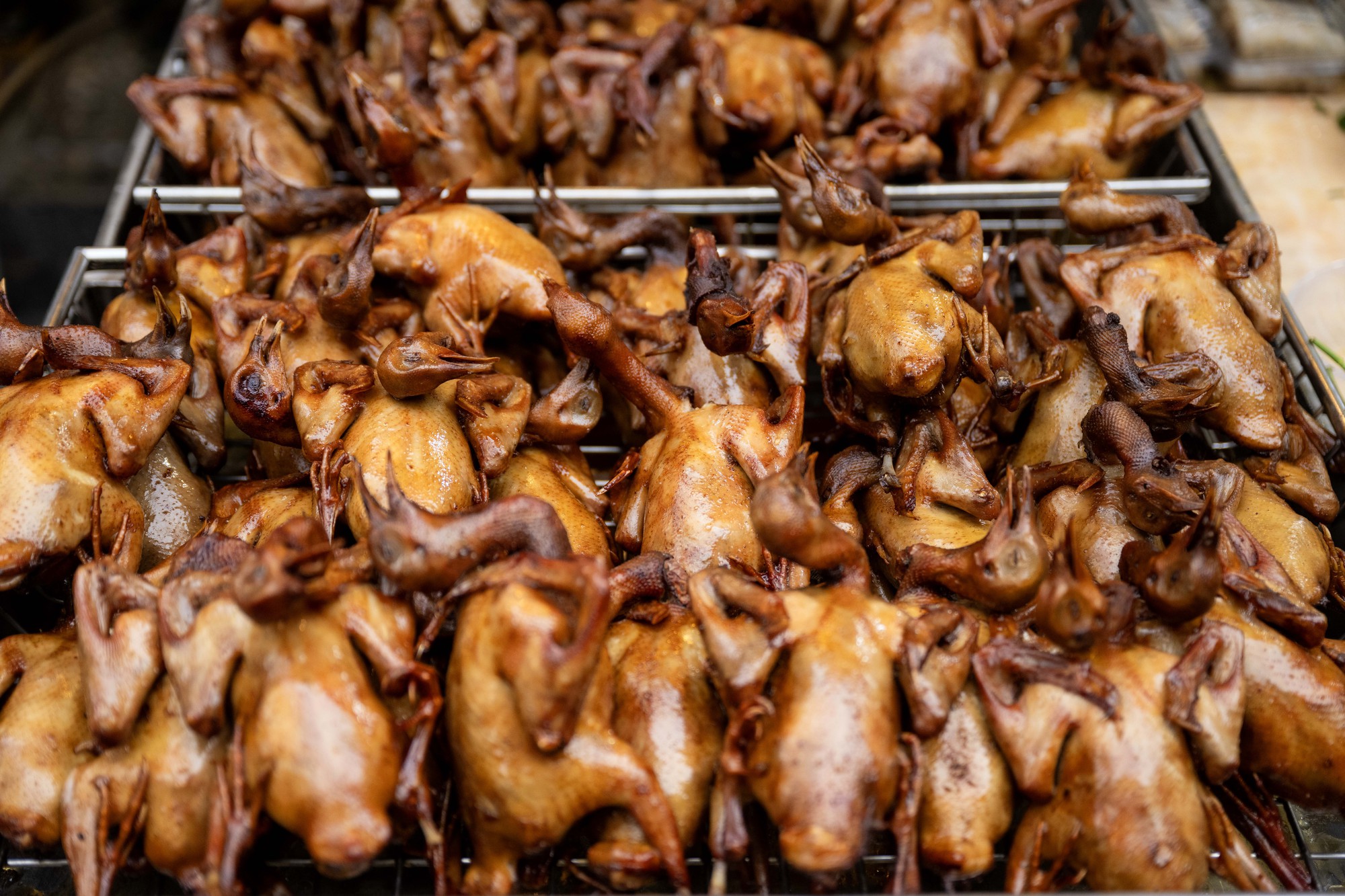 Chợ Hàng Bè đông nghịt ngày 23 tháng Chạp, khách mạnh tay chi hàng triệu đồng sắm lễ - Ảnh 6