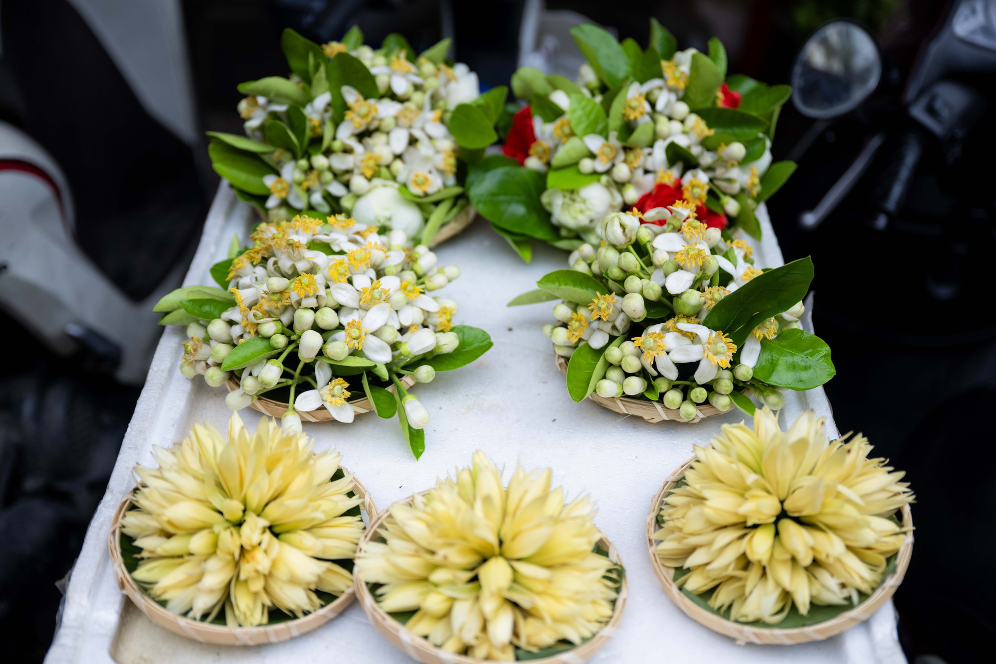 Chợ Hàng Bè đông nghịt ngày 23 tháng Chạp, khách mạnh tay chi hàng triệu đồng sắm lễ - Ảnh 7