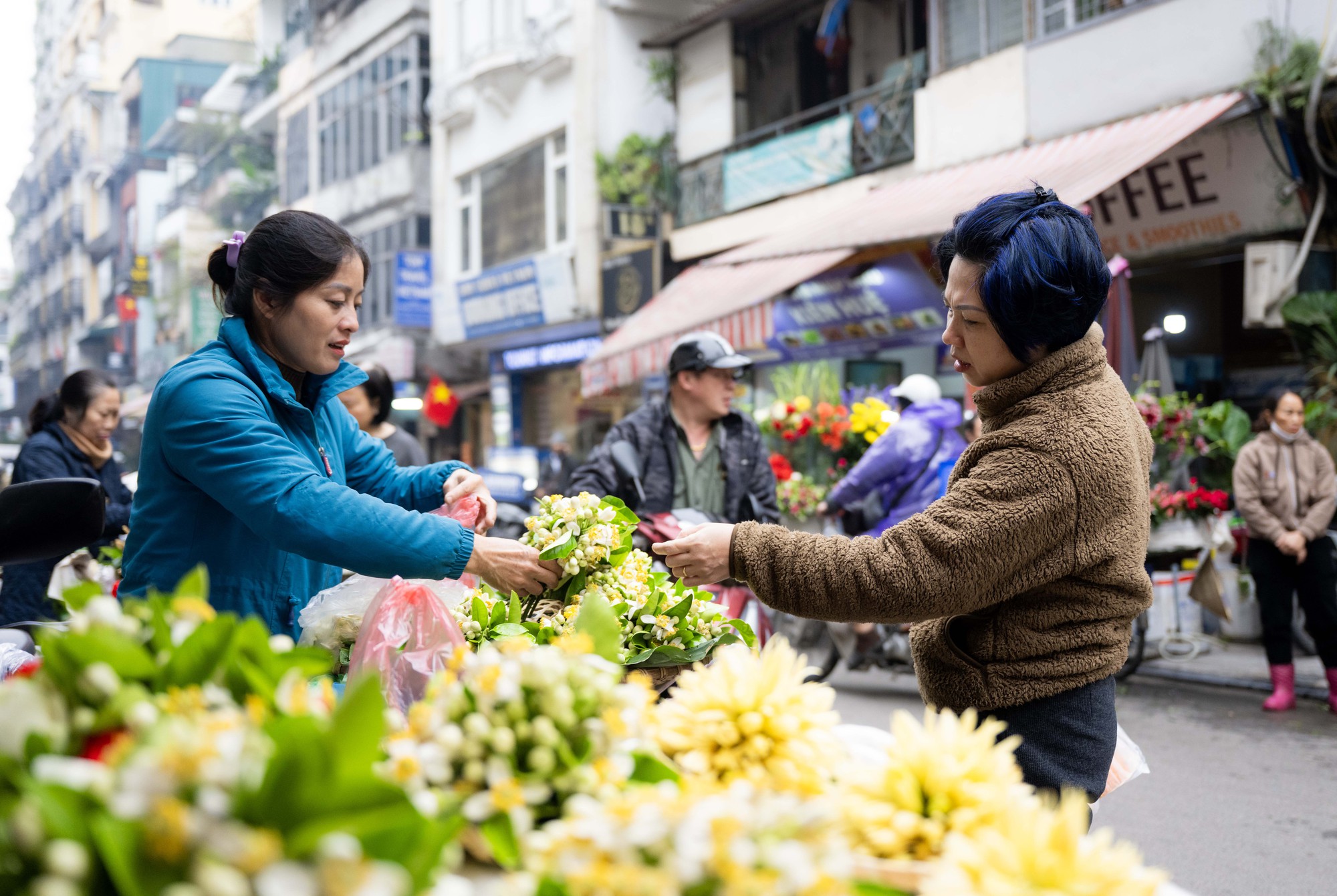 Chợ Hàng Bè đông nghịt ngày 23 tháng Chạp, khách mạnh tay chi hàng triệu đồng sắm lễ - Ảnh 8