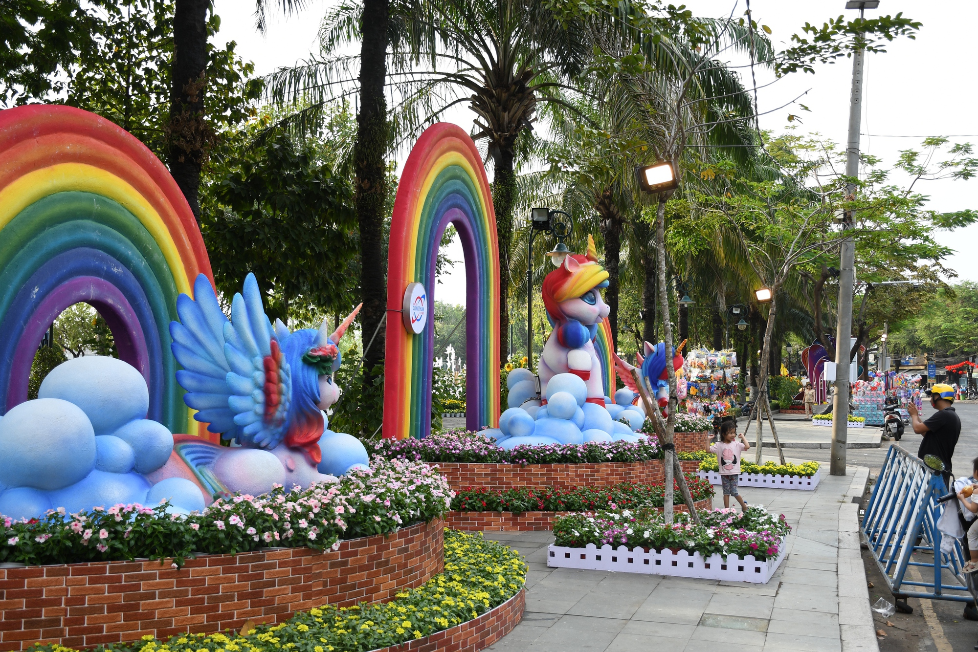 Cận cảnh đường hoa ven sông Đồng Nai "vạn người mê" - Ảnh 9