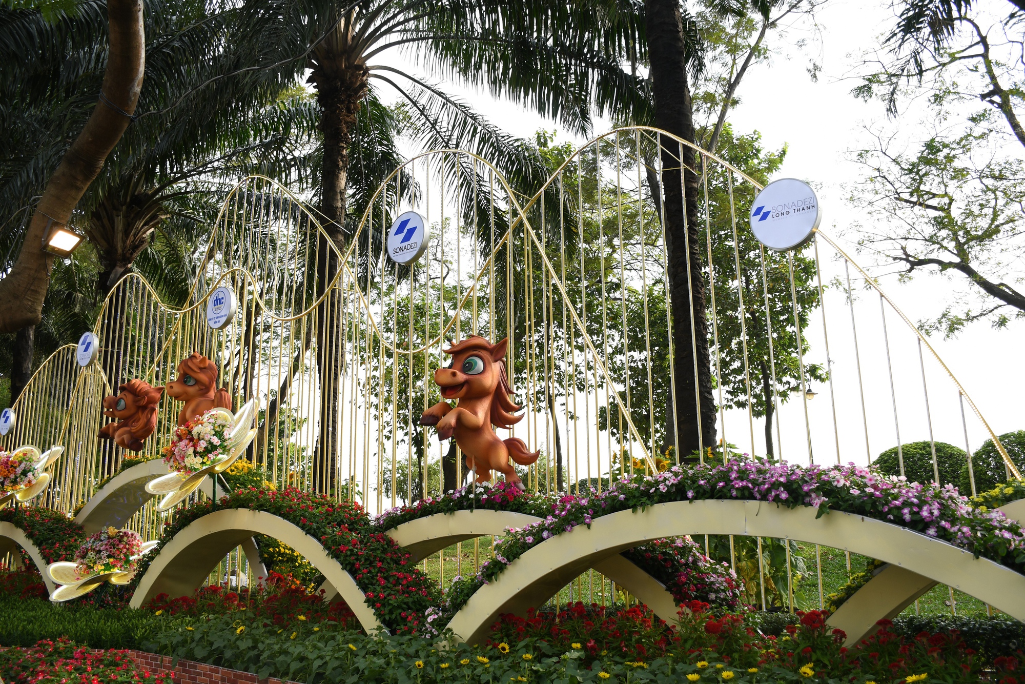 Cận cảnh đường hoa ven sông Đồng Nai "vạn người mê" - Ảnh 11