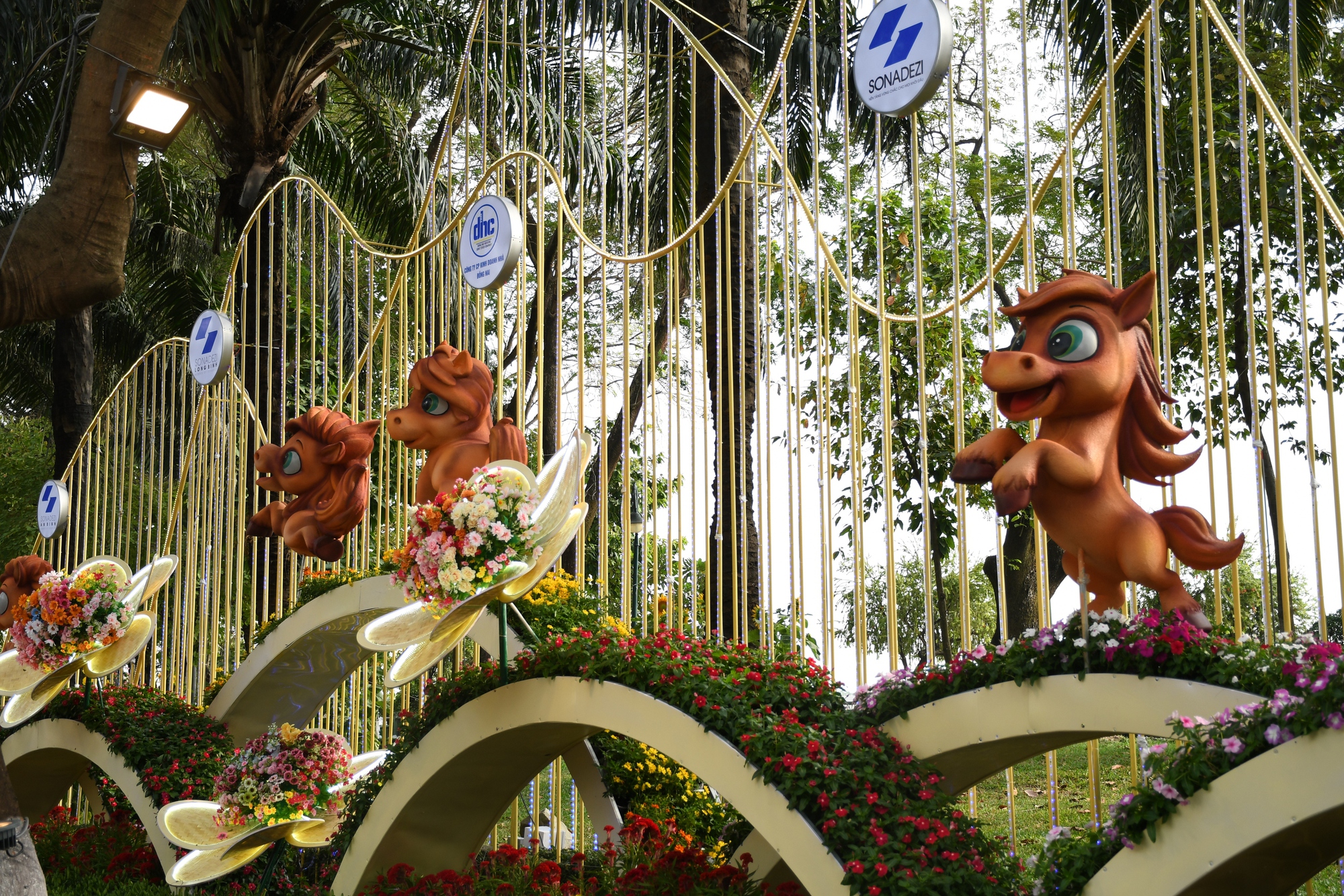 Cận cảnh đường hoa ven sông Đồng Nai "vạn người mê" - Ảnh 10