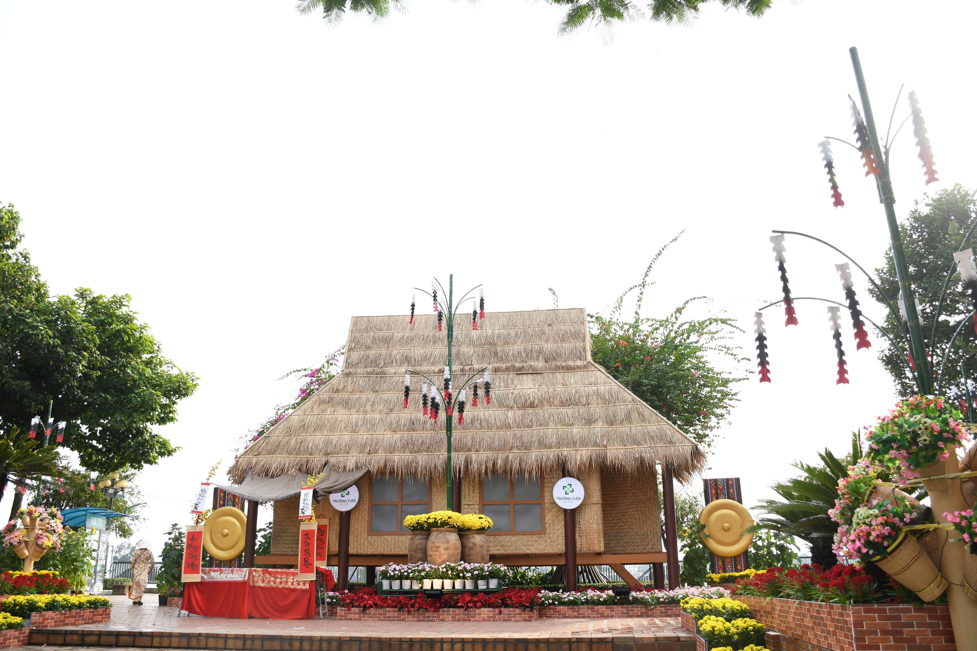 Cận cảnh đường hoa ven sông Đồng Nai "vạn người mê" - Ảnh 15