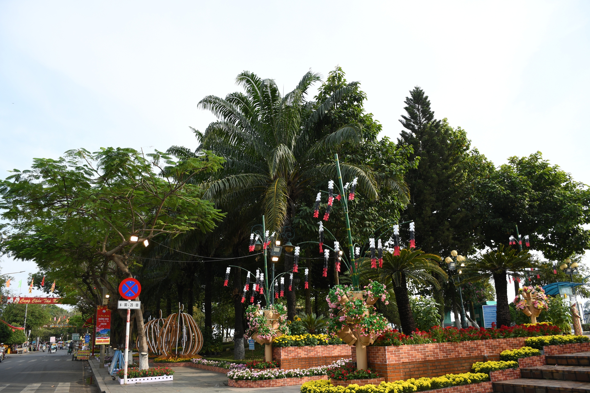 Cận cảnh đường hoa ven sông Đồng Nai "vạn người mê" - Ảnh 13