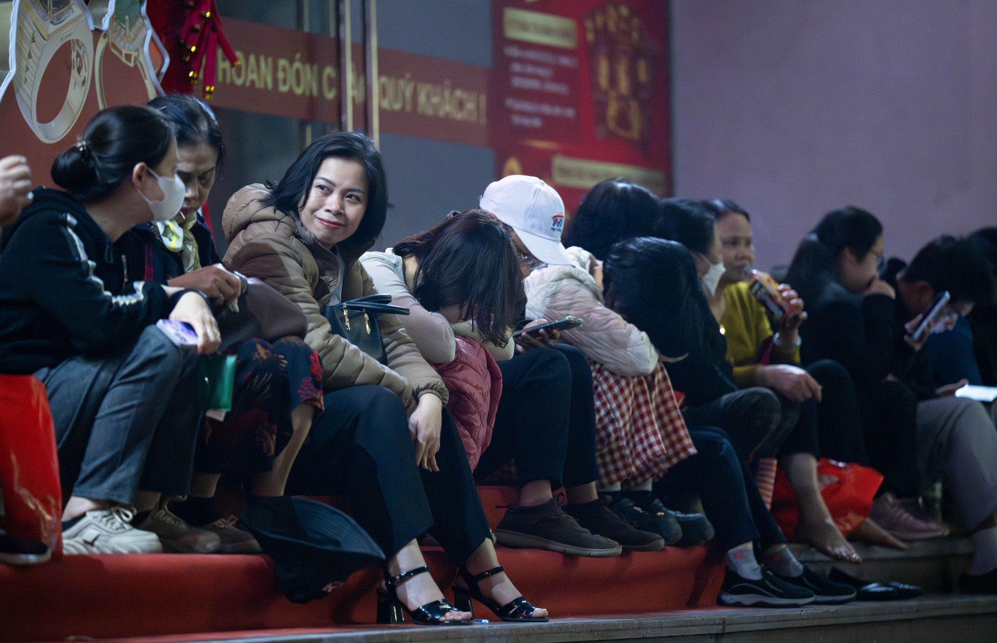 Cảnh tượng khó tin lúc 3h sáng trên phố Cầu Giấy trước ngày Vía Thần tài - Ảnh 6