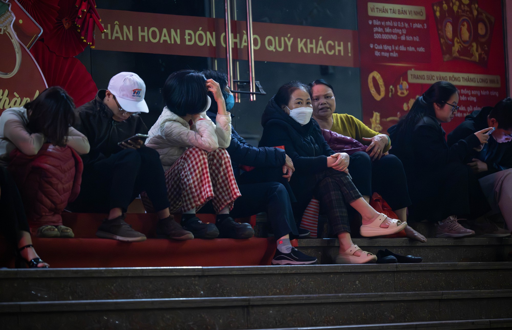 Cảnh tượng khó tin lúc 3h sáng trên phố Cầu Giấy trước ngày Vía Thần tài - Ảnh 8