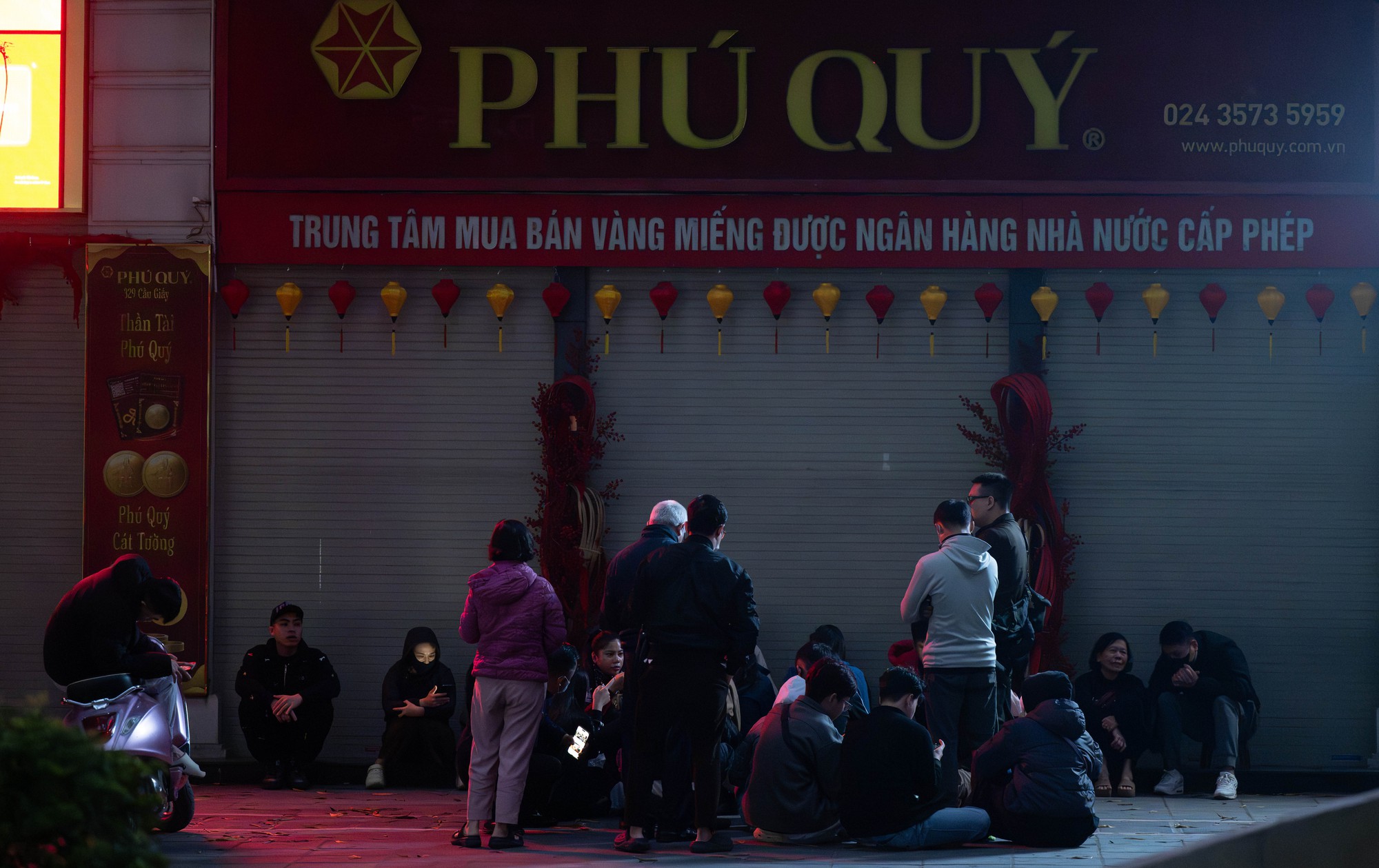 Cảnh tượng khó tin lúc 3h sáng trên phố Cầu Giấy trước ngày Vía Thần tài - Ảnh 2