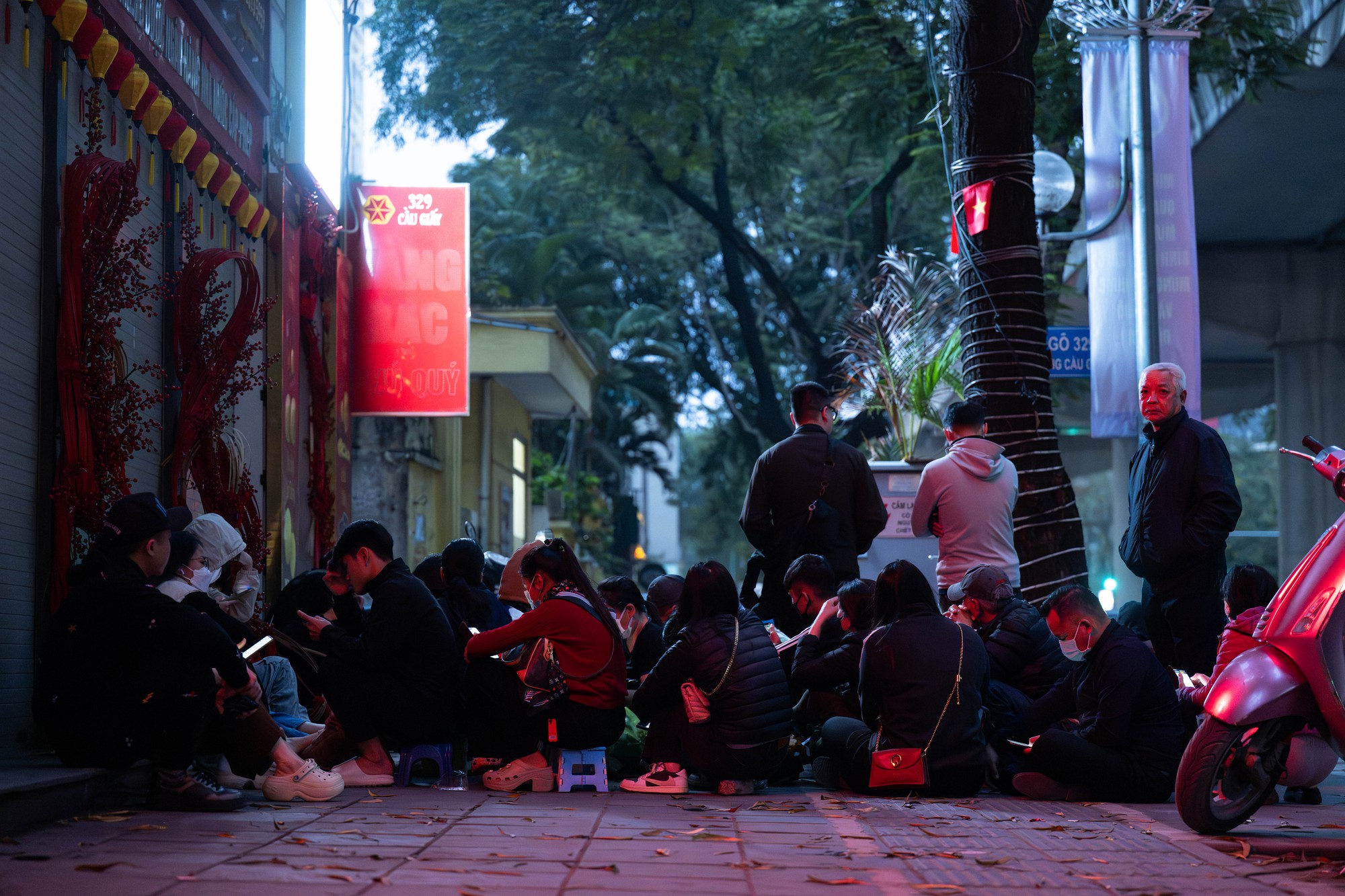 Cảnh tượng khó tin lúc 3h sáng trên phố Cầu Giấy trước ngày Vía Thần tài - Ảnh 3