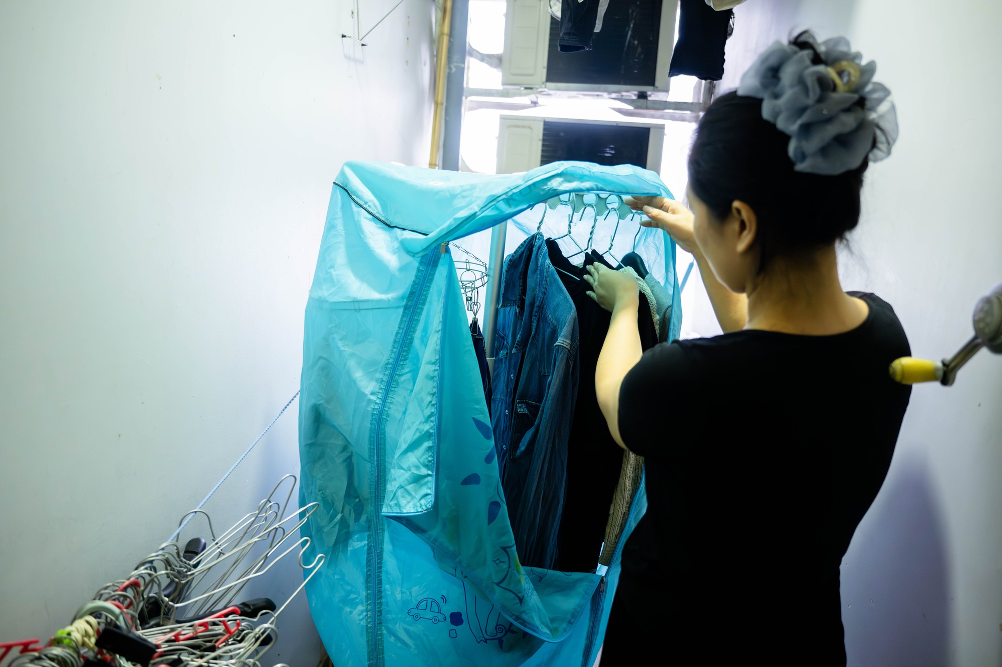 Nỗi ám ảnh "nồm ẩm" quay lại, người dân Hà Nội "khóc ròng": Nhà cửa "đổ mồ hôi", quần áo phơi 3 ngày không khô, sàn trơn như bẫy trượt - Ảnh 8