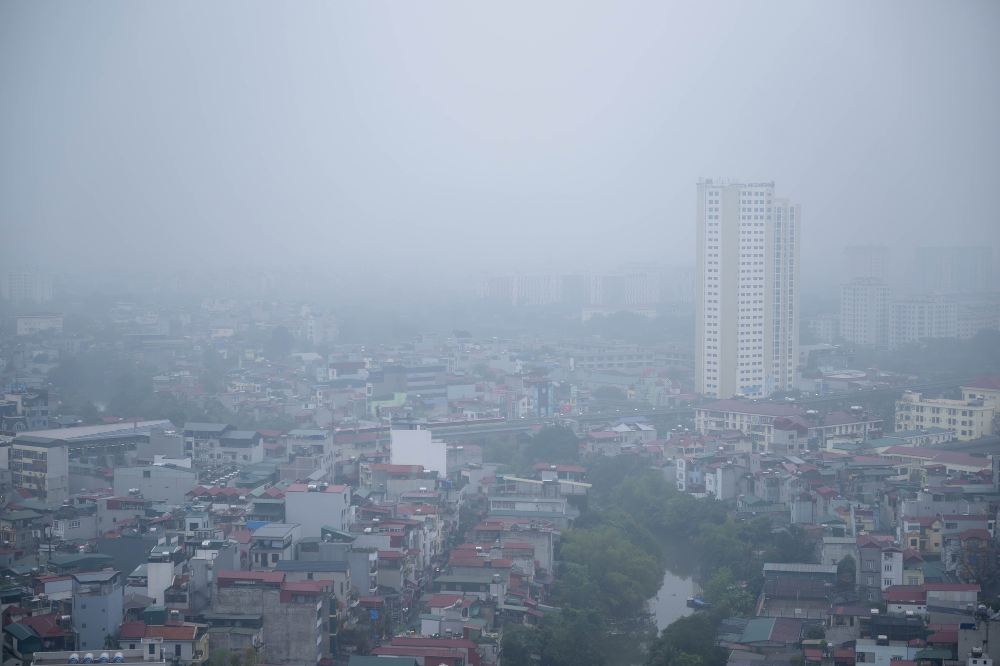 Nỗi ám ảnh "nồm ẩm" quay lại, người dân Hà Nội "khóc ròng": Nhà cửa "đổ mồ hôi", quần áo phơi 3 ngày không khô, sàn trơn như bẫy trượt - Ảnh 1