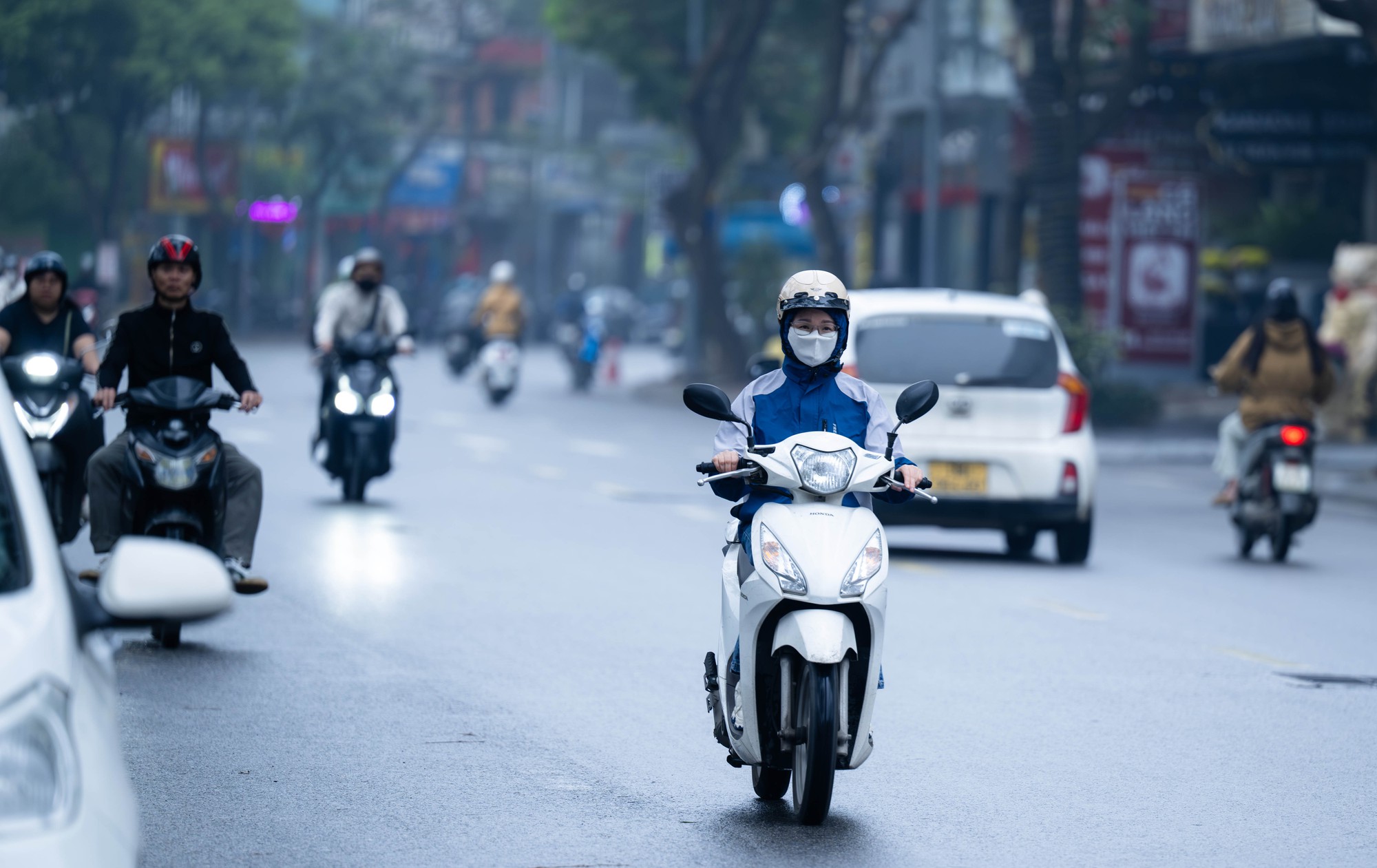 Nỗi ám ảnh "nồm ẩm" quay lại, người dân Hà Nội "khóc ròng": Nhà cửa "đổ mồ hôi", quần áo phơi 3 ngày không khô, sàn trơn như bẫy trượt - Ảnh 9