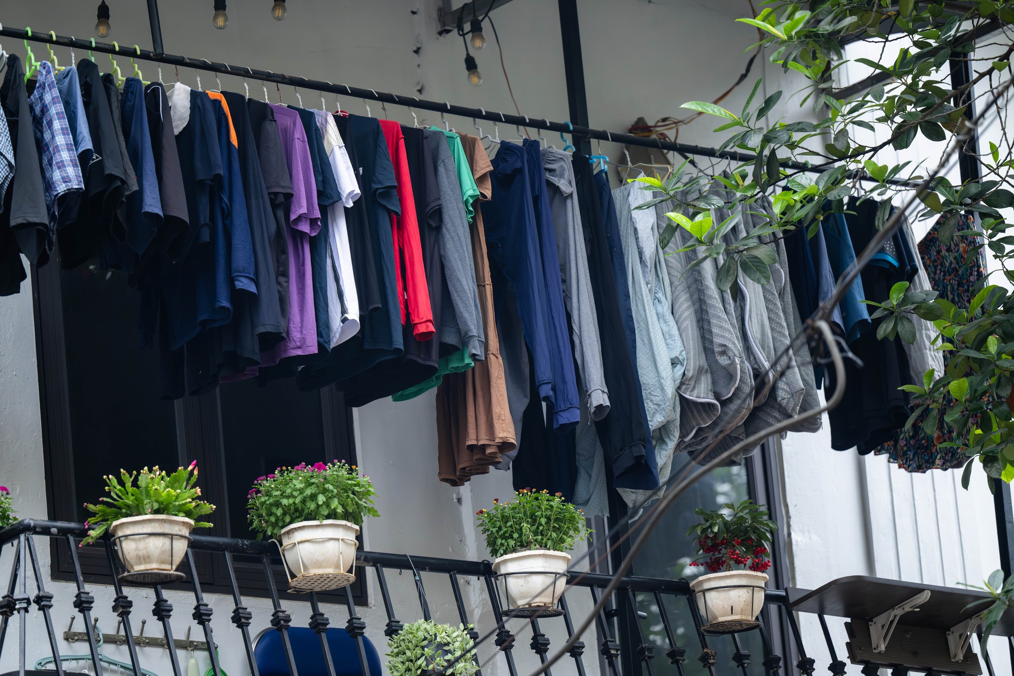 Nỗi ám ảnh "nồm ẩm" quay lại, người dân Hà Nội "khóc ròng": Nhà cửa "đổ mồ hôi", quần áo phơi 3 ngày không khô, sàn trơn như bẫy trượt - Ảnh 4