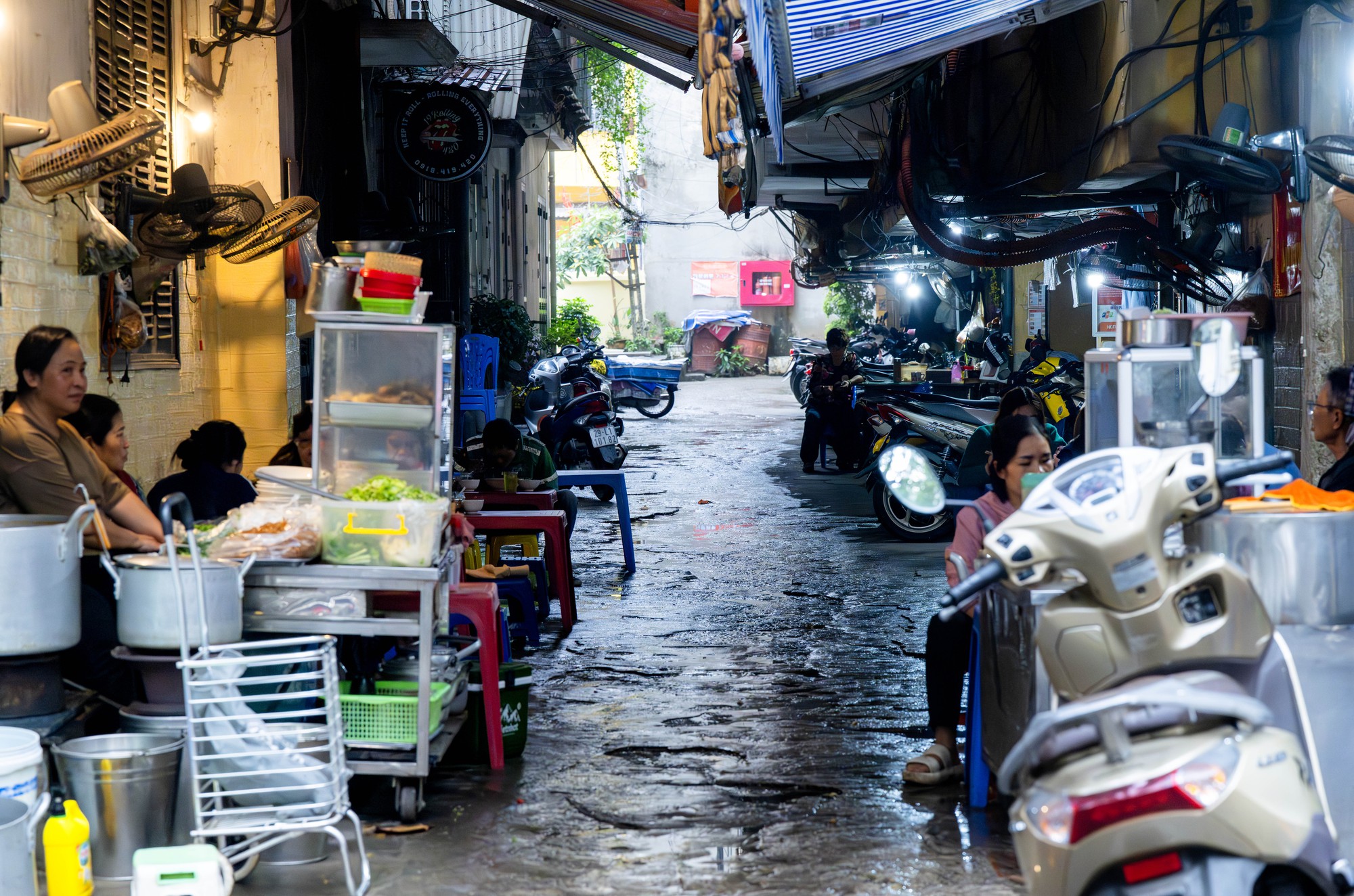 Nỗi ám ảnh "nồm ẩm" quay lại, người dân Hà Nội "khóc ròng": Nhà cửa "đổ mồ hôi", quần áo phơi 3 ngày không khô, sàn trơn như bẫy trượt - Ảnh 11