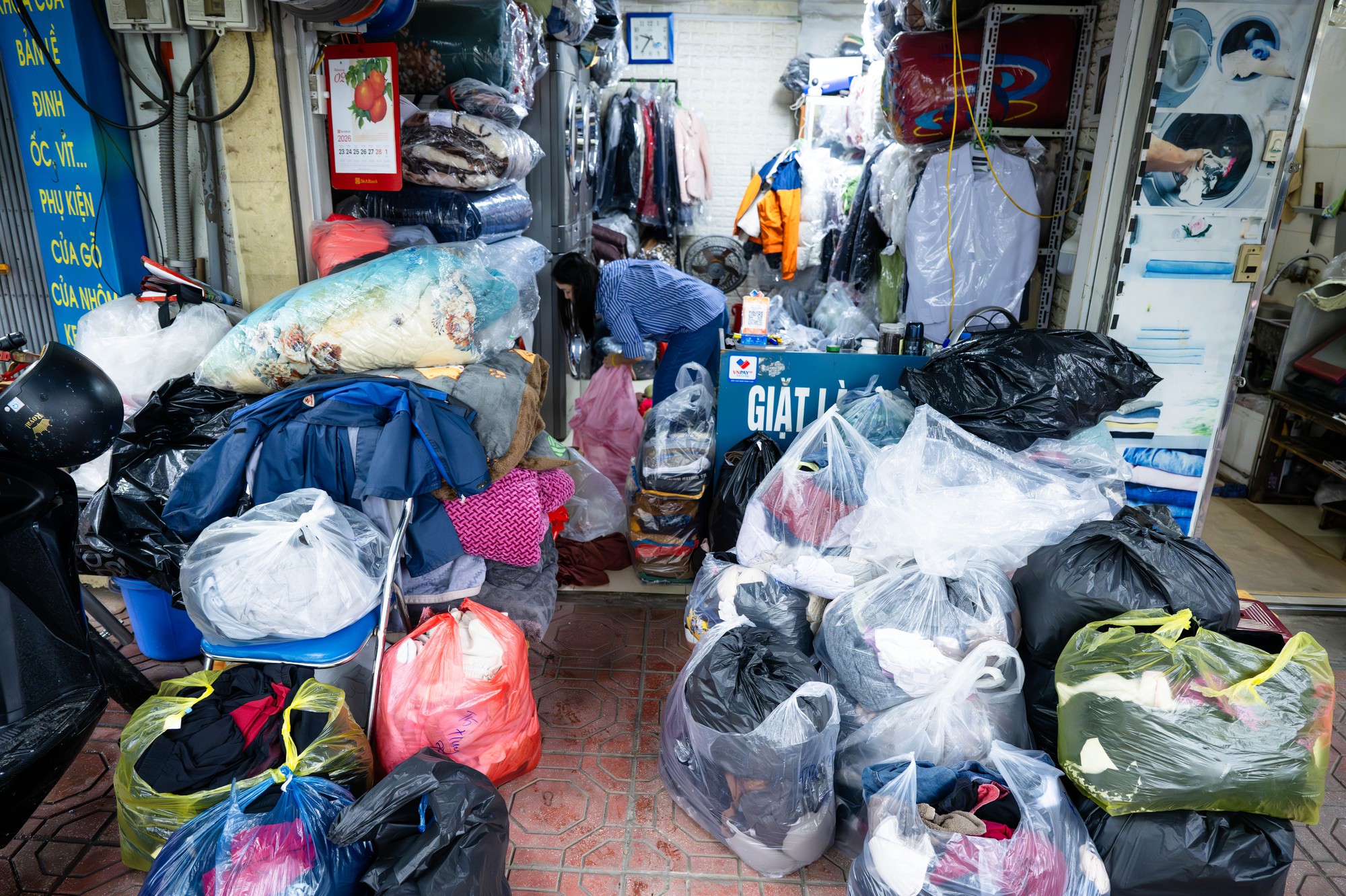 Nỗi ám ảnh "nồm ẩm" quay lại, người dân Hà Nội "khóc ròng": Nhà cửa "đổ mồ hôi", quần áo phơi 3 ngày không khô, sàn trơn như bẫy trượt - Ảnh 7