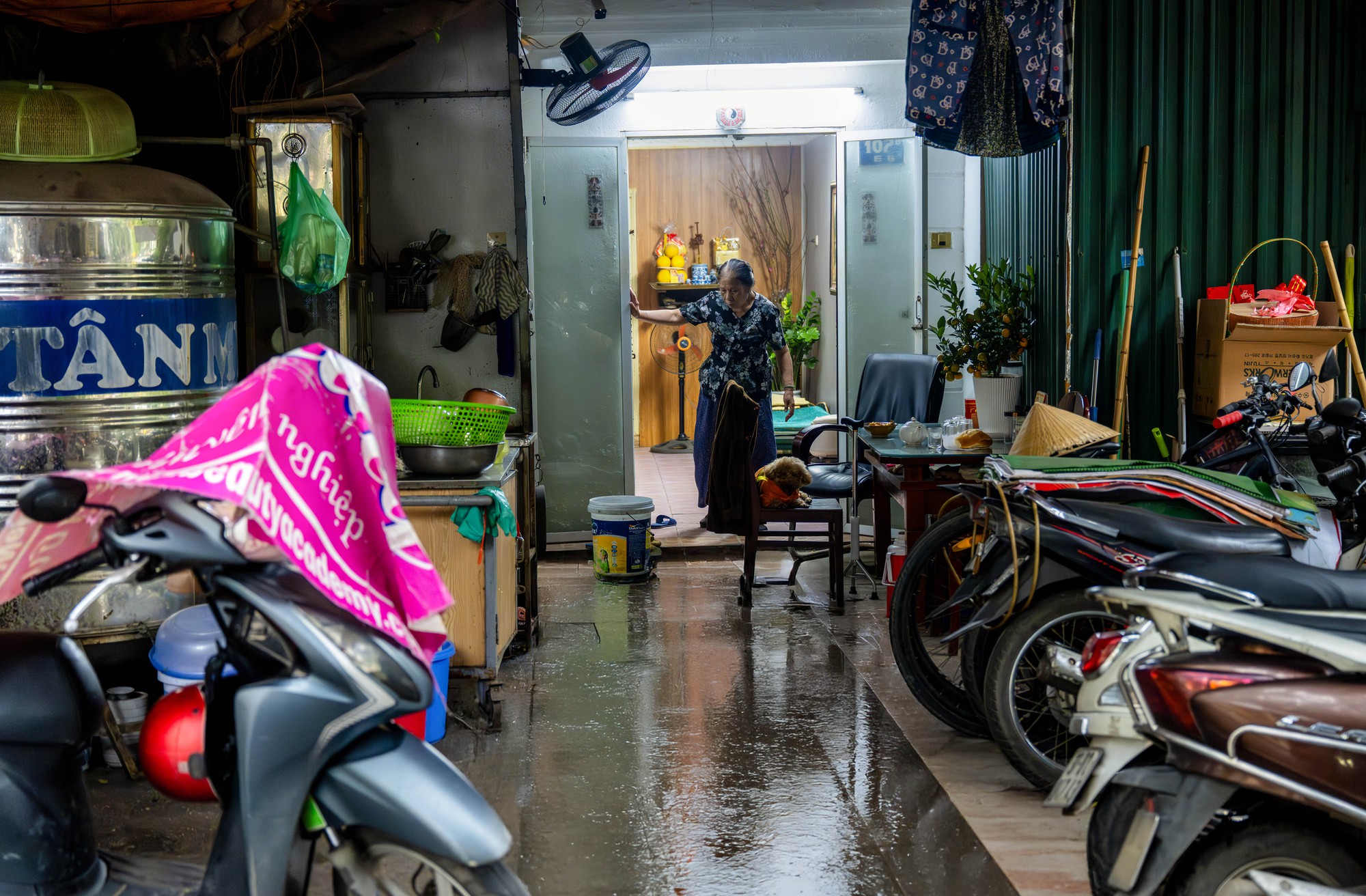 Nỗi ám ảnh "nồm ẩm" quay lại, người dân Hà Nội "khóc ròng": Nhà cửa "đổ mồ hôi", quần áo phơi 3 ngày không khô, sàn trơn như bẫy trượt - Ảnh 6