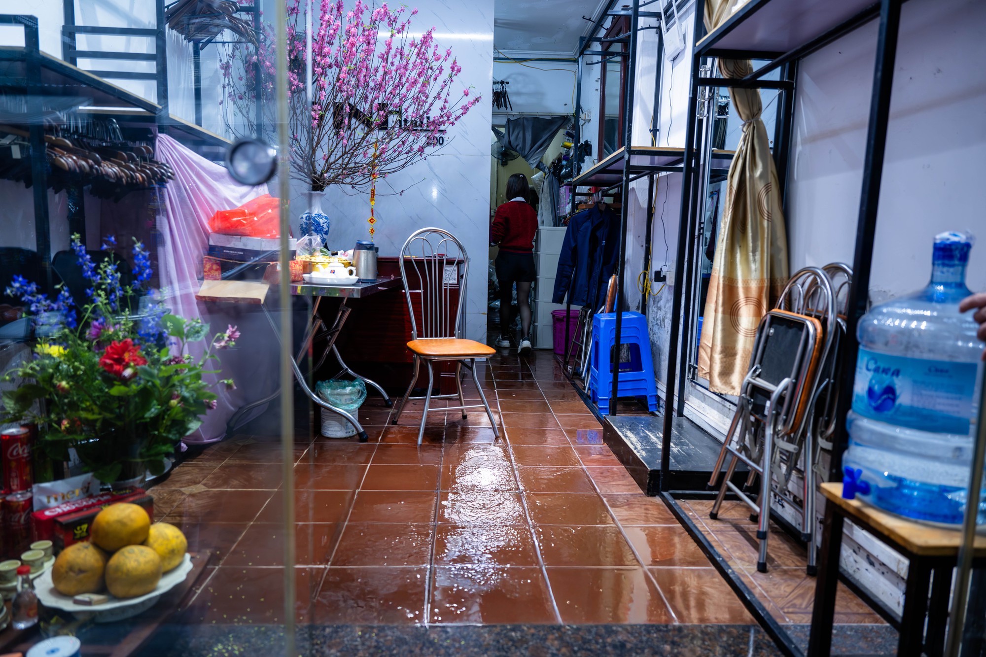 Nỗi ám ảnh "nồm ẩm" quay lại, người dân Hà Nội "khóc ròng": Nhà cửa "đổ mồ hôi", quần áo phơi 3 ngày không khô, sàn trơn như bẫy trượt - Ảnh 5