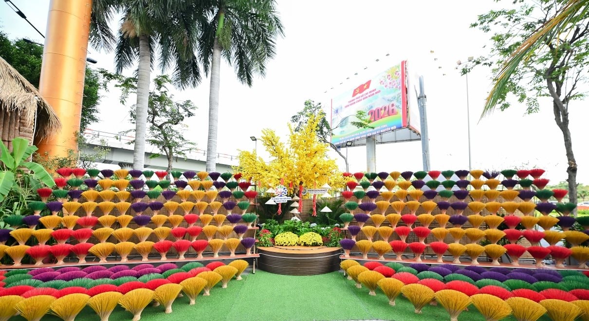 Thành viên hệ sinh thái của tỷ phú Nguyễn Thị Phương Thảo ra mắt đường hoa 5 tỷ tại cửa ngõ sân bay - Ảnh 3