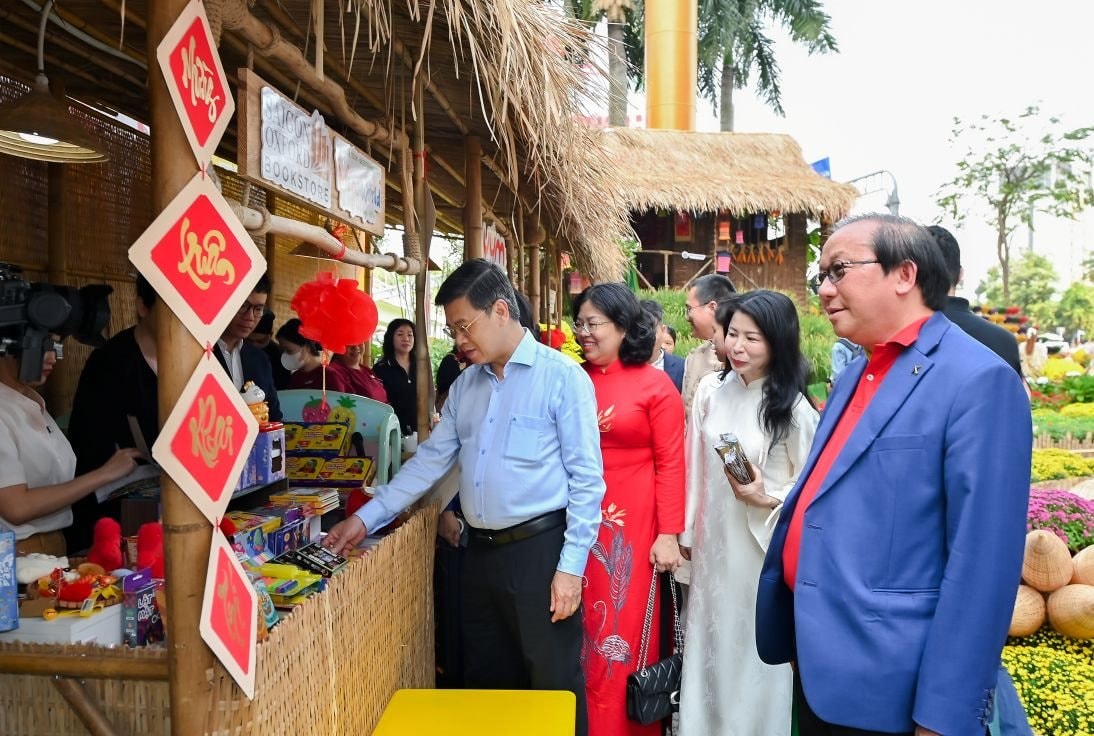 Thành viên hệ sinh thái của tỷ phú Nguyễn Thị Phương Thảo ra mắt đường hoa 5 tỷ tại cửa ngõ sân bay - Ảnh 5