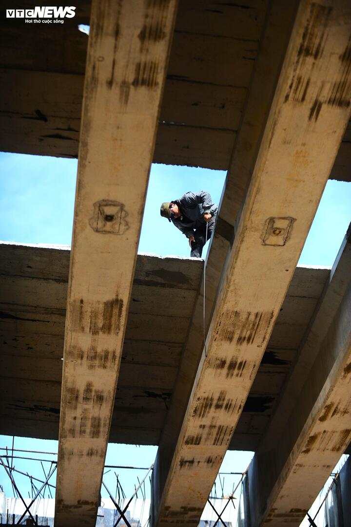 Cận cảnh cầu cạn qua điểm sạt lở khổng lồ trên đèo Mimosa tại Đà Lạt - Ảnh 7