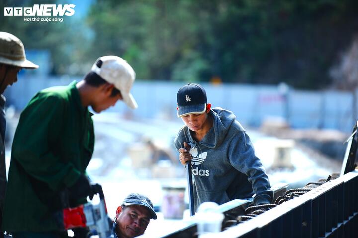 Cận cảnh cầu cạn qua điểm sạt lở khổng lồ trên đèo Mimosa tại Đà Lạt - Ảnh 10