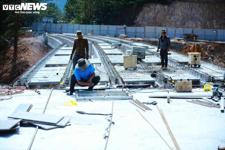 Cận cảnh cầu cạn qua điểm sạt lở khổng lồ trên đèo Mimosa tại Đà Lạt - Ảnh 11