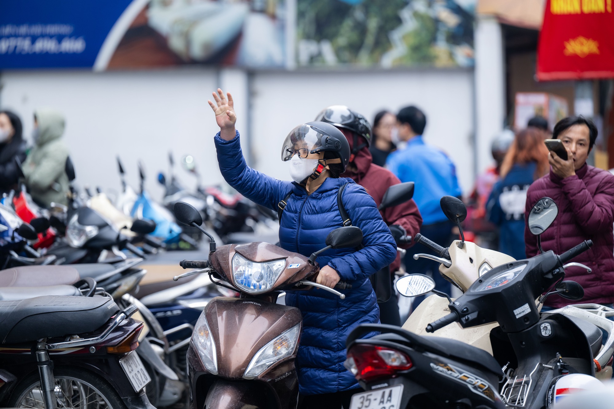 Cảnh lạ trên phố Cầu Giấy những ngày này: Người dân xếp hàng từ sáng sớm, cửa hàng giới hạn số lượng đón tiếp - Ảnh 4