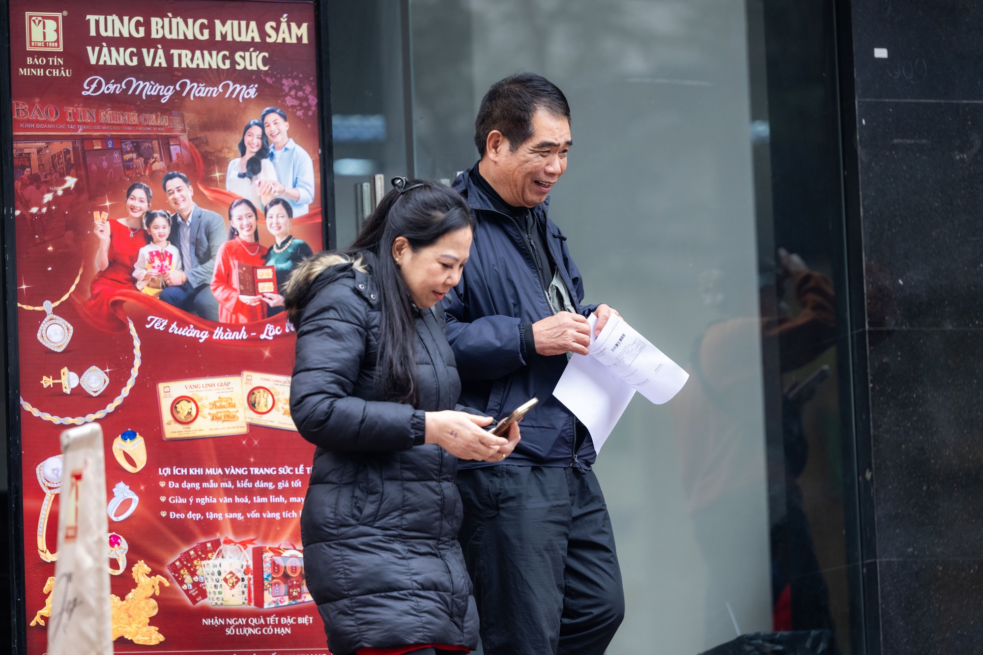 Cảnh lạ trên phố Cầu Giấy những ngày này: Người dân xếp hàng từ sáng sớm, cửa hàng giới hạn số lượng đón tiếp - Ảnh 5