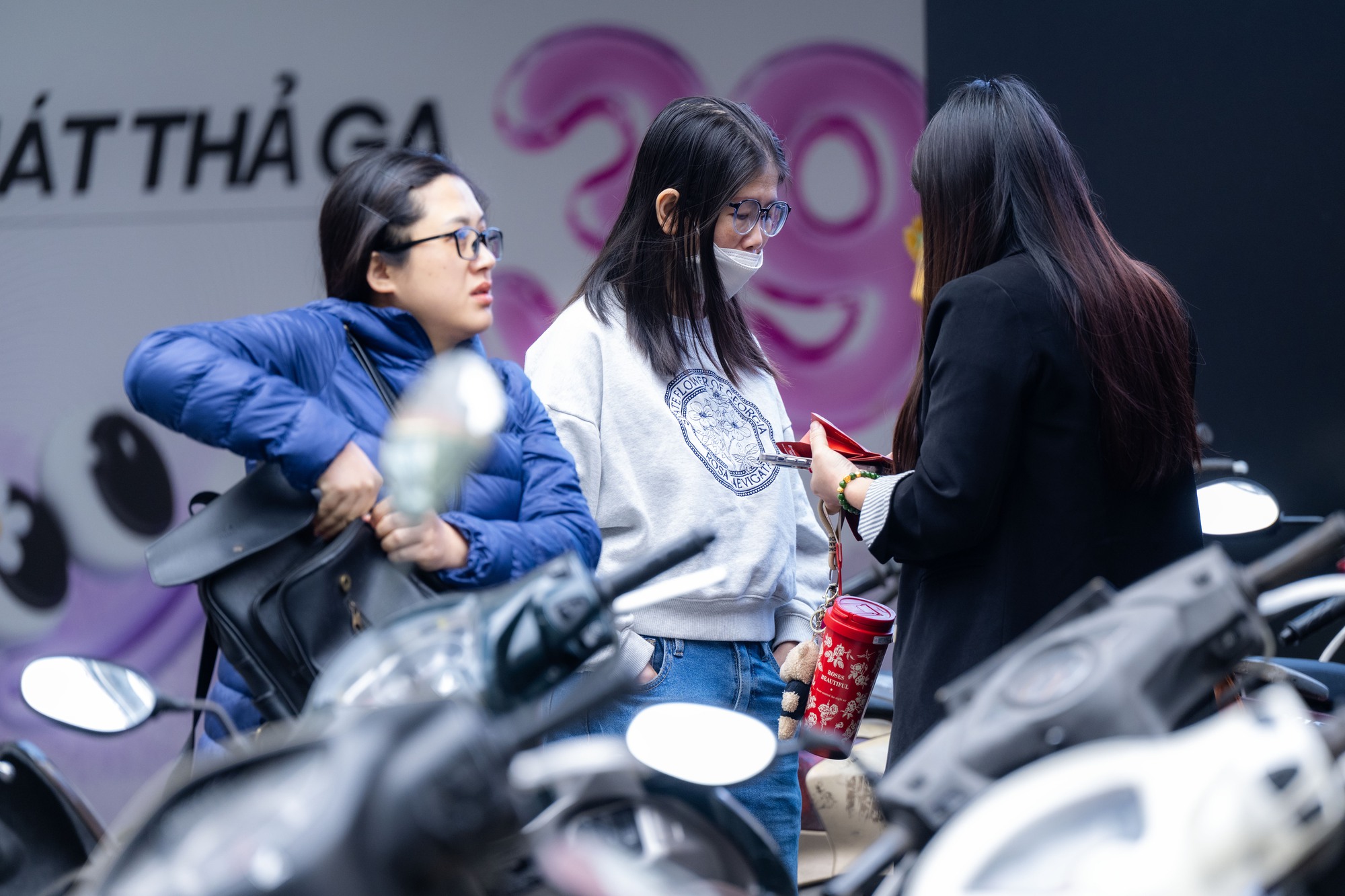 Cảnh lạ trên phố Cầu Giấy những ngày này: Người dân xếp hàng từ sáng sớm, cửa hàng giới hạn số lượng đón tiếp - Ảnh 7