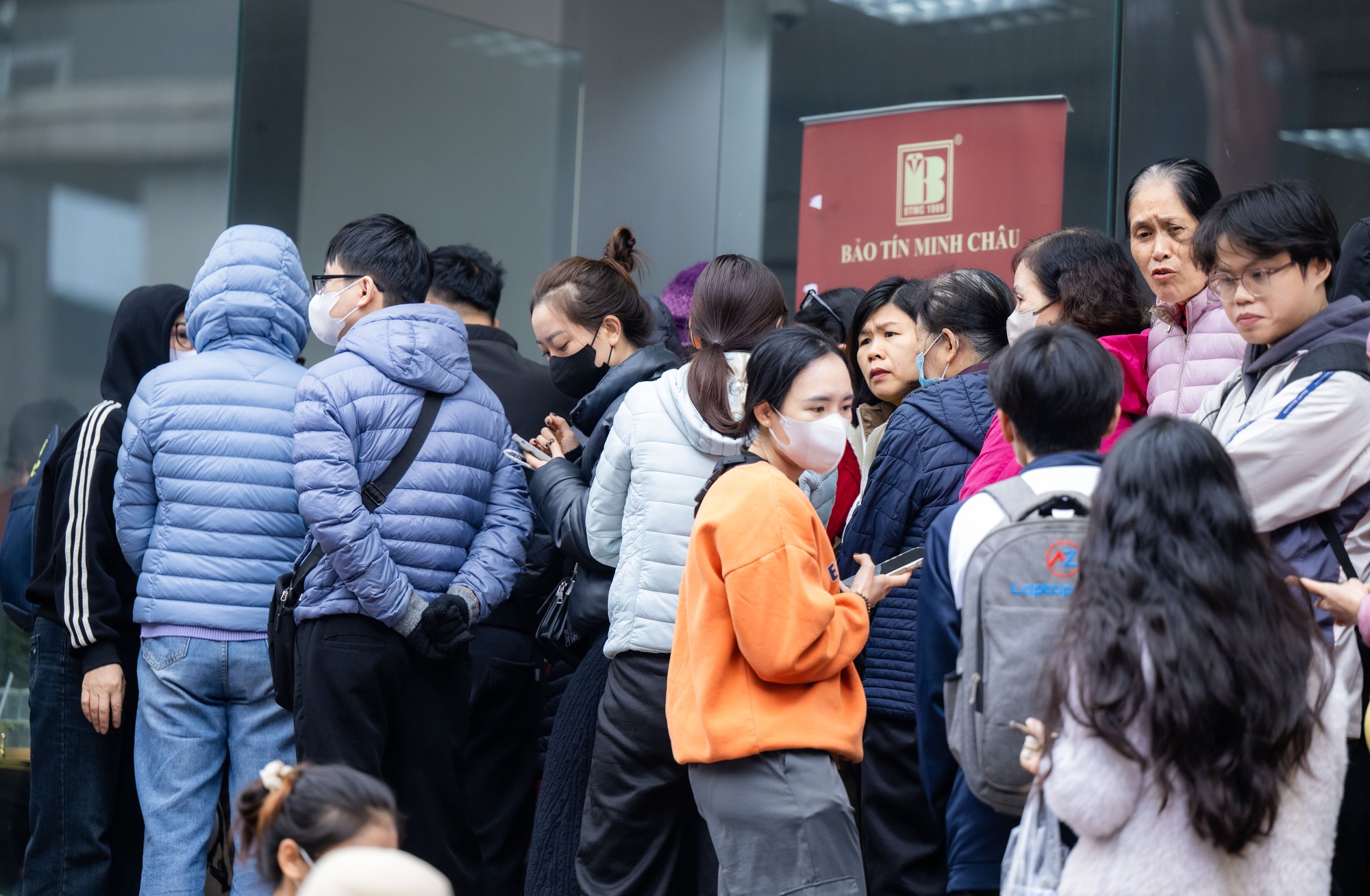 Cảnh lạ trên phố Cầu Giấy những ngày này: Người dân xếp hàng từ sáng sớm, cửa hàng giới hạn số lượng đón tiếp - Ảnh 9