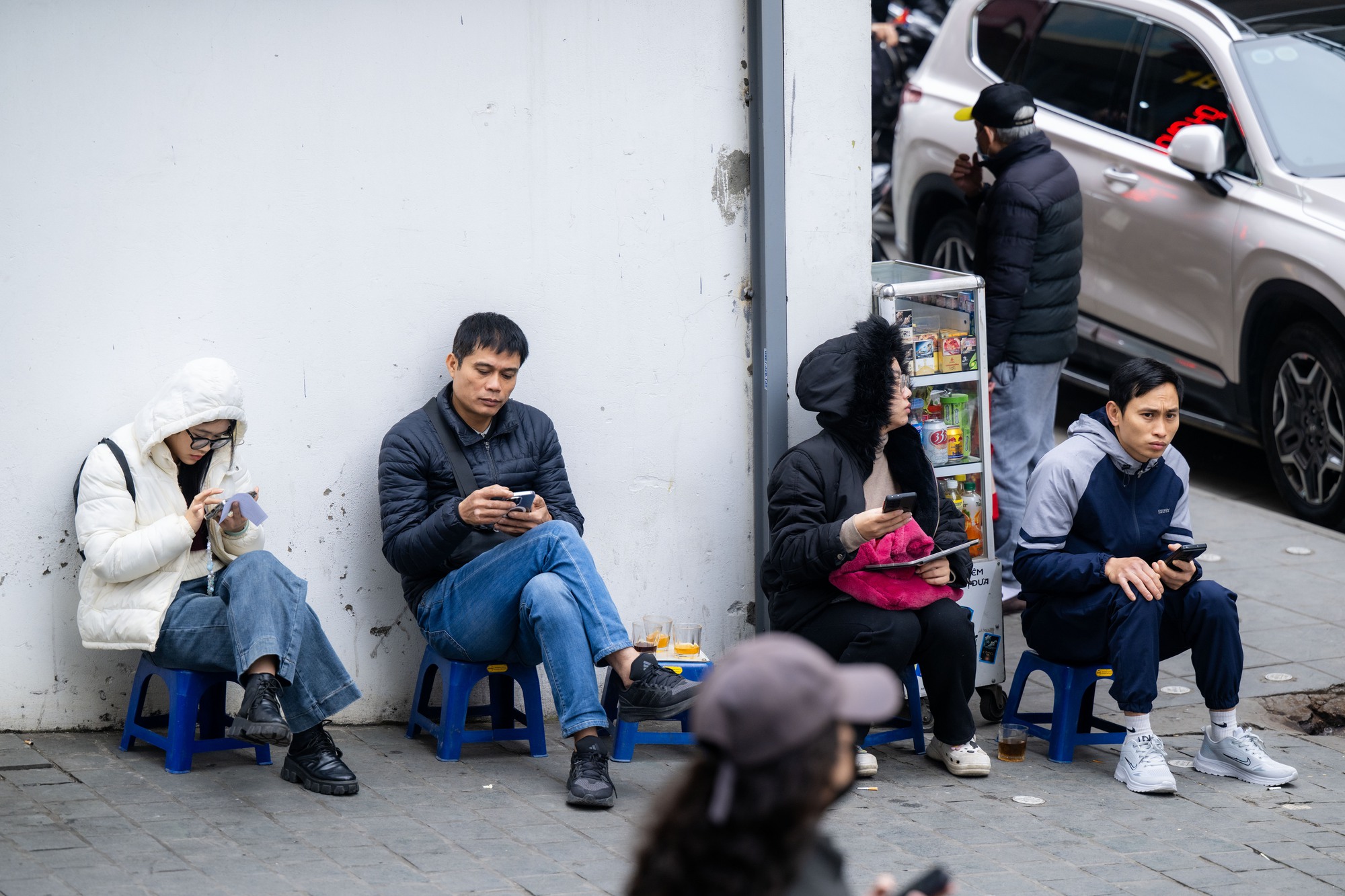 Cảnh lạ trên phố Cầu Giấy những ngày này: Người dân xếp hàng từ sáng sớm, cửa hàng giới hạn số lượng đón tiếp - Ảnh 2
