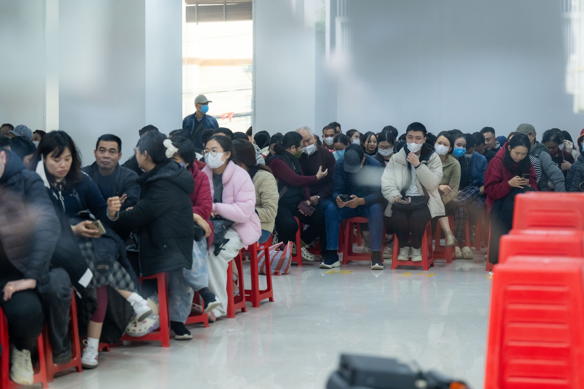 Cảnh lạ trên phố Cầu Giấy những ngày này: Người dân xếp hàng từ sáng sớm, cửa hàng giới hạn số lượng đón tiếp - Ảnh 3