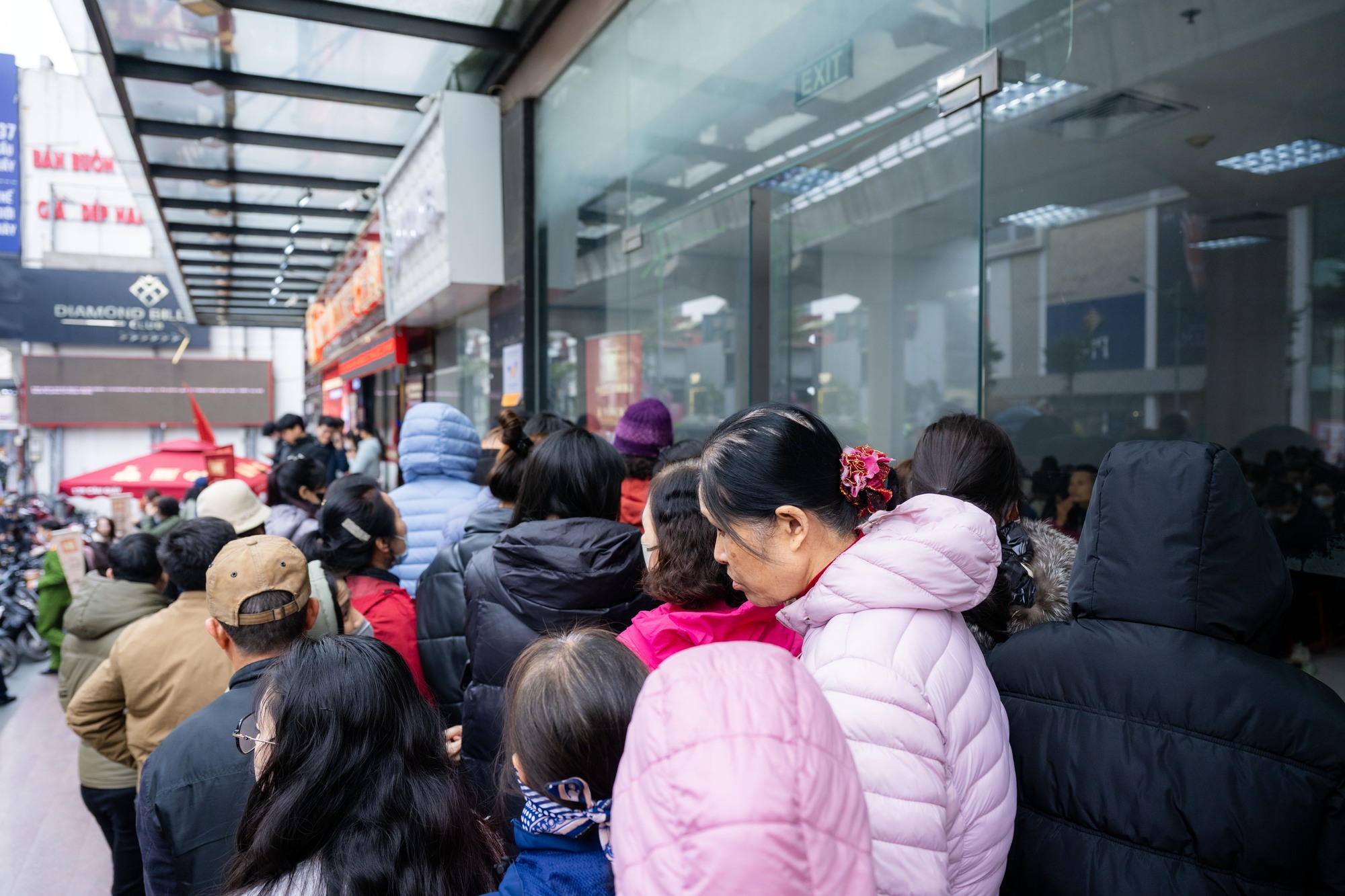 Cảnh lạ trên phố Cầu Giấy những ngày này: Người dân xếp hàng từ sáng sớm, cửa hàng giới hạn số lượng đón tiếp - Ảnh 13