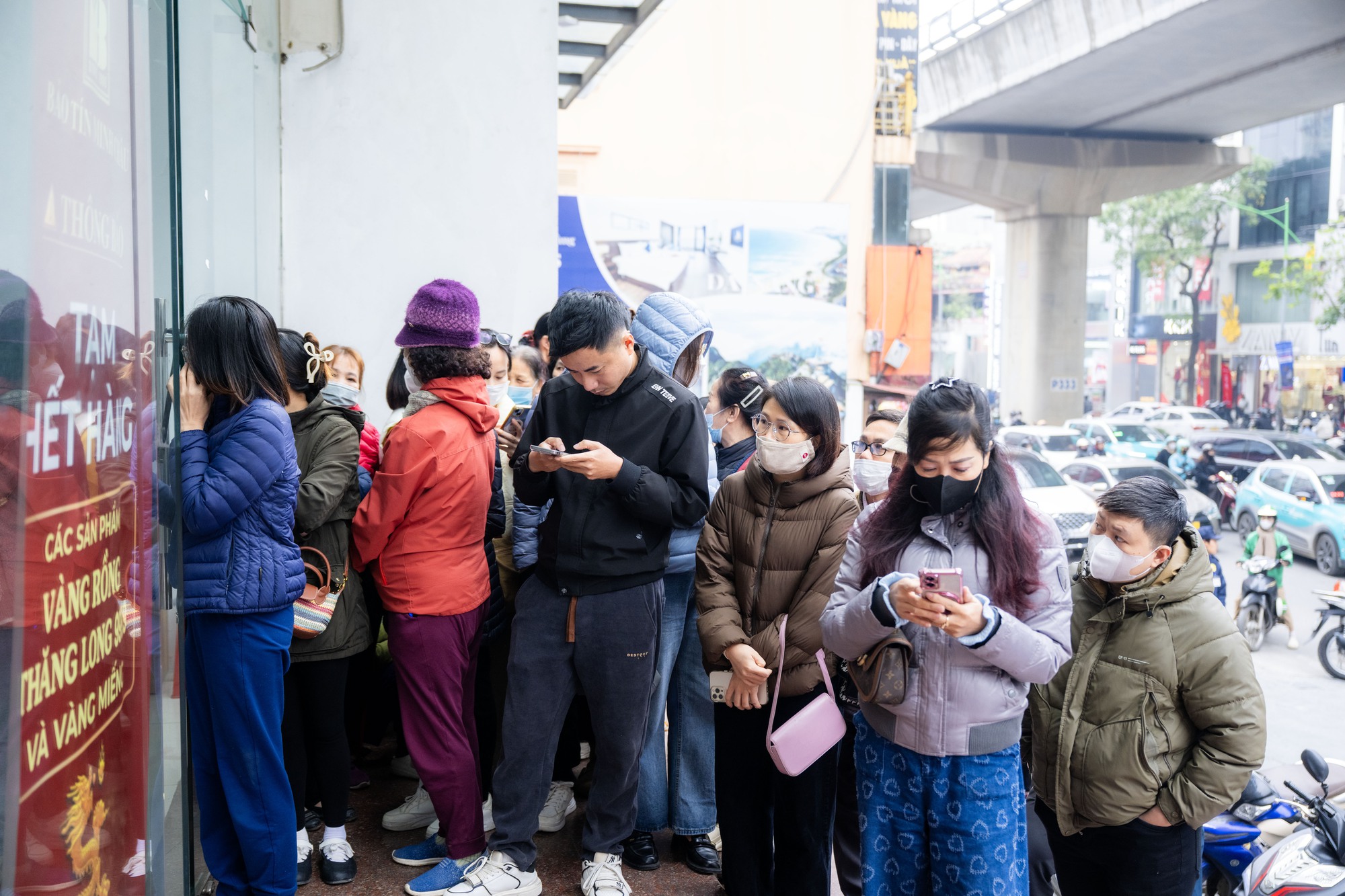 Cảnh lạ trên phố Cầu Giấy những ngày này: Người dân xếp hàng từ sáng sớm, cửa hàng giới hạn số lượng đón tiếp - Ảnh 6