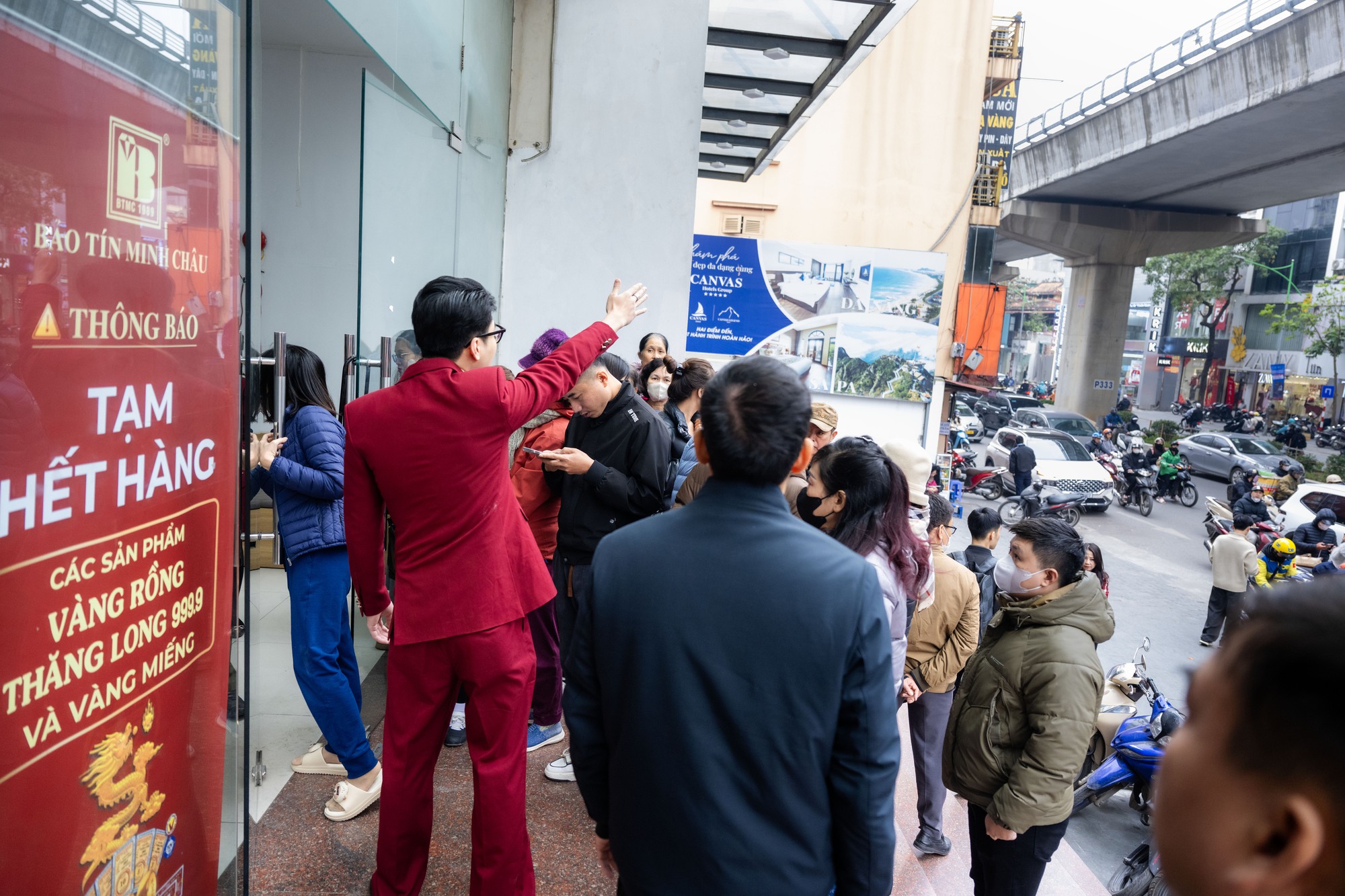 Cảnh lạ trên phố Cầu Giấy những ngày này: Người dân xếp hàng từ sáng sớm, cửa hàng giới hạn số lượng đón tiếp - Ảnh 8