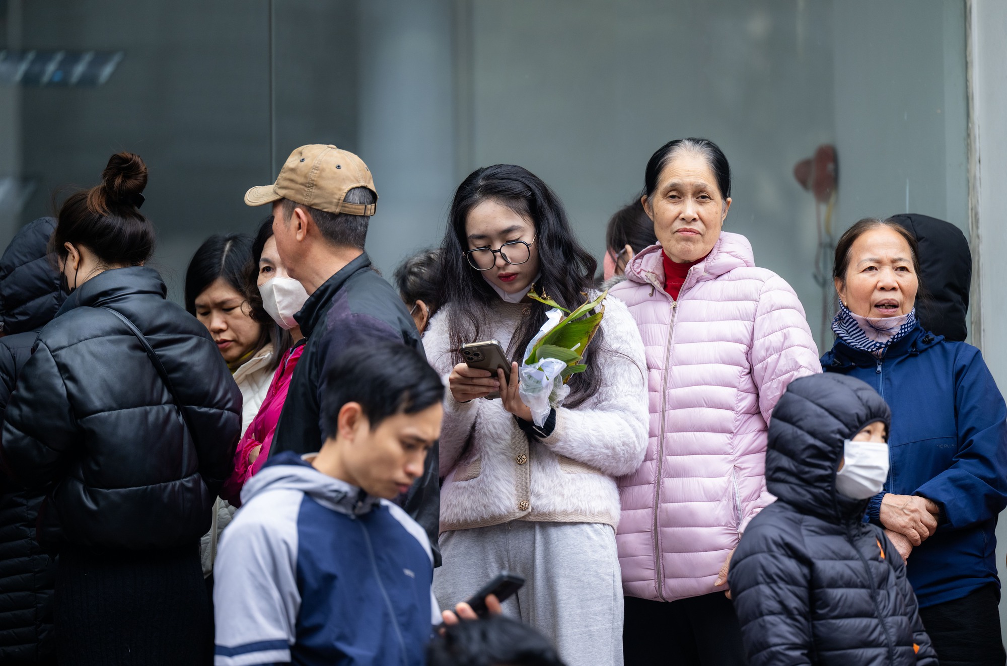 Cảnh lạ trên phố Cầu Giấy những ngày này: Người dân xếp hàng từ sáng sớm, cửa hàng giới hạn số lượng đón tiếp - Ảnh 12